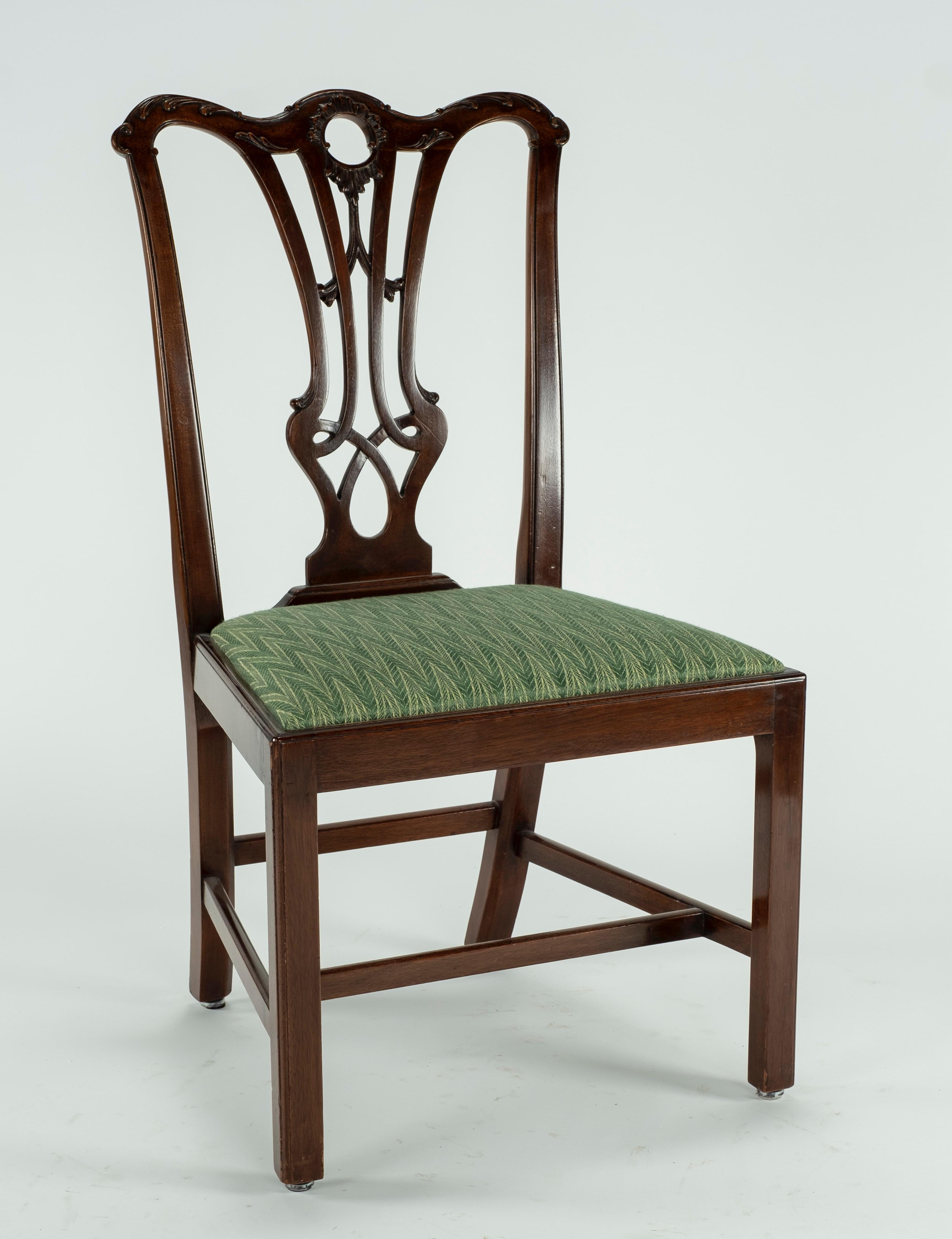 Ensemble de dix chaises de salle à manger en acajou du XVIIIe siècle en vente 7