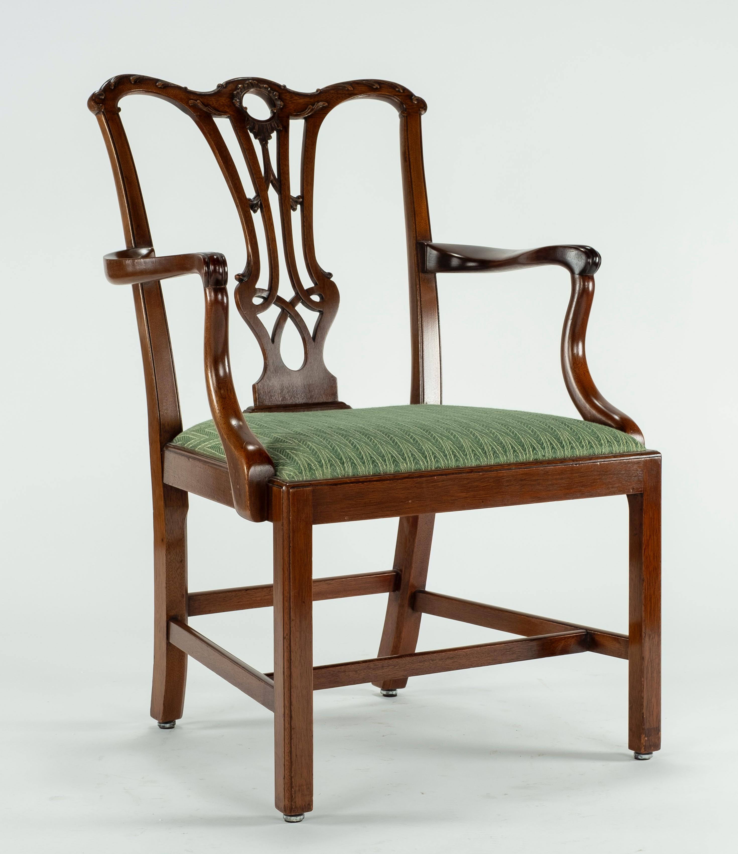 Anglais Ensemble de dix chaises de salle à manger en acajou du XVIIIe siècle en vente