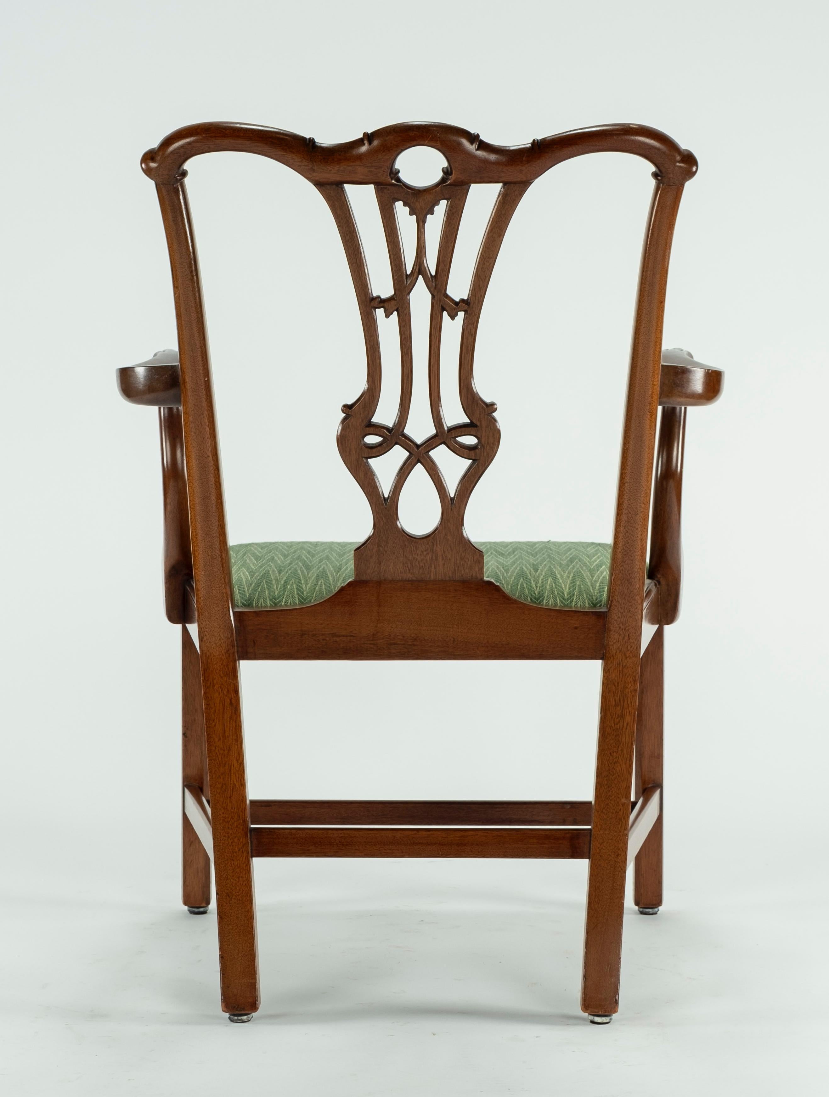 Acajou Ensemble de dix chaises de salle à manger en acajou du XVIIIe siècle en vente