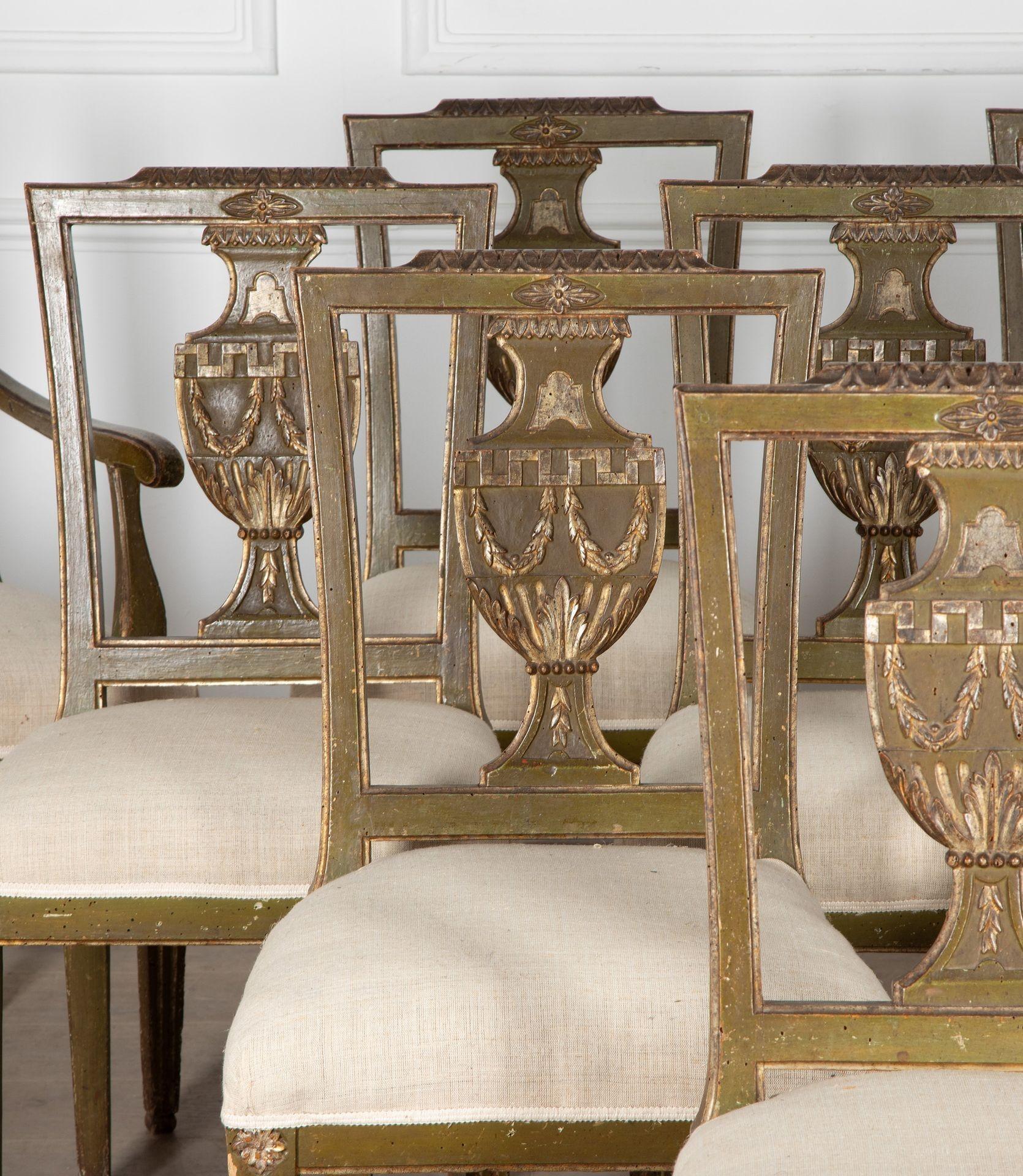 Magnifique ensemble de dix chaises de salle à manger vénitiennes italiennes du XVIIIe siècle.
Dans sa peinture d'origine, avec des éclats de dos en forme d'urne stylisée, des pieds fuselés à cannelures et une élégante dorure.
Récemment retapissé en