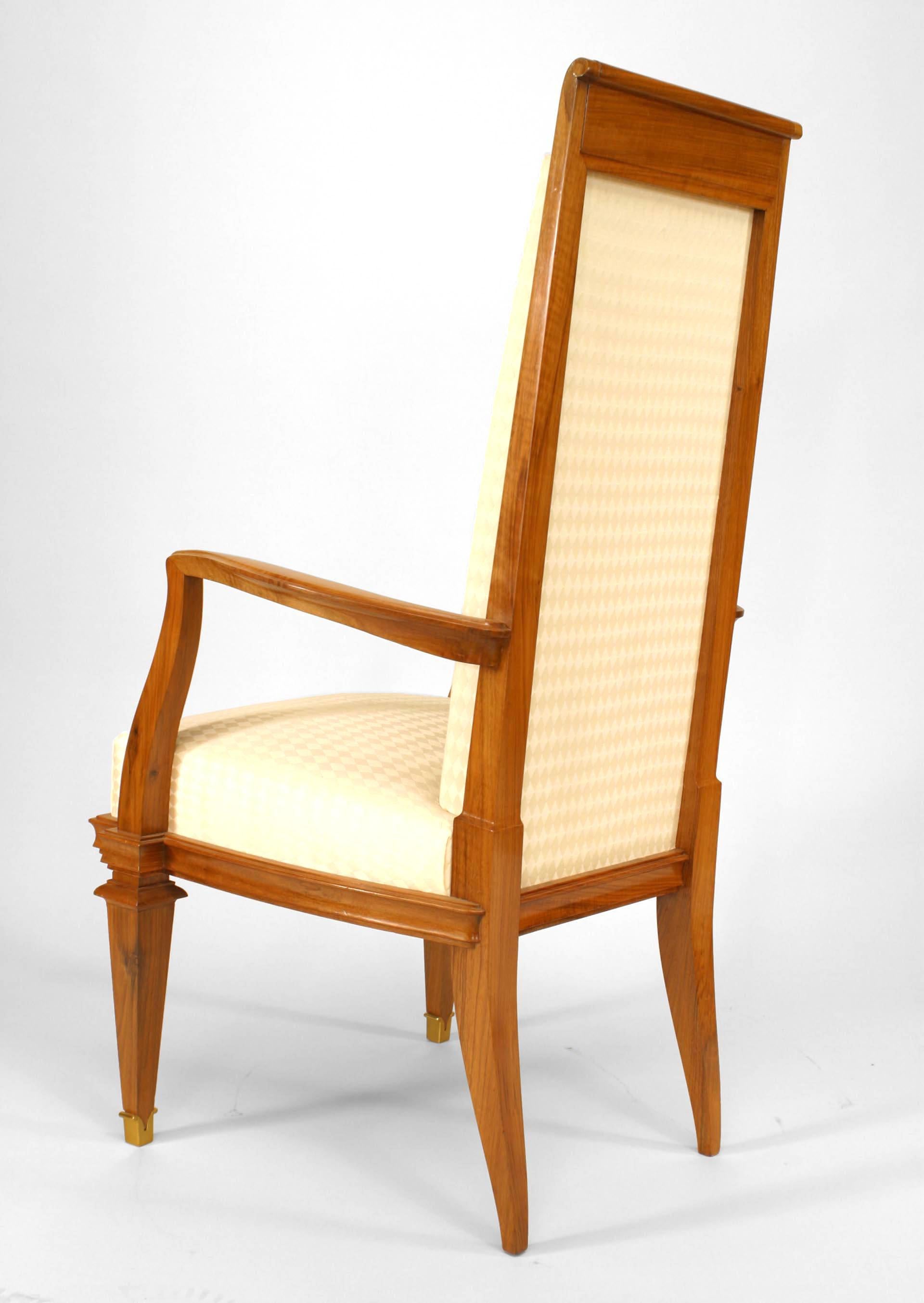 Ensemble de 10 fauteuils français en mousseline blanche Bon état - En vente à Queens, NY