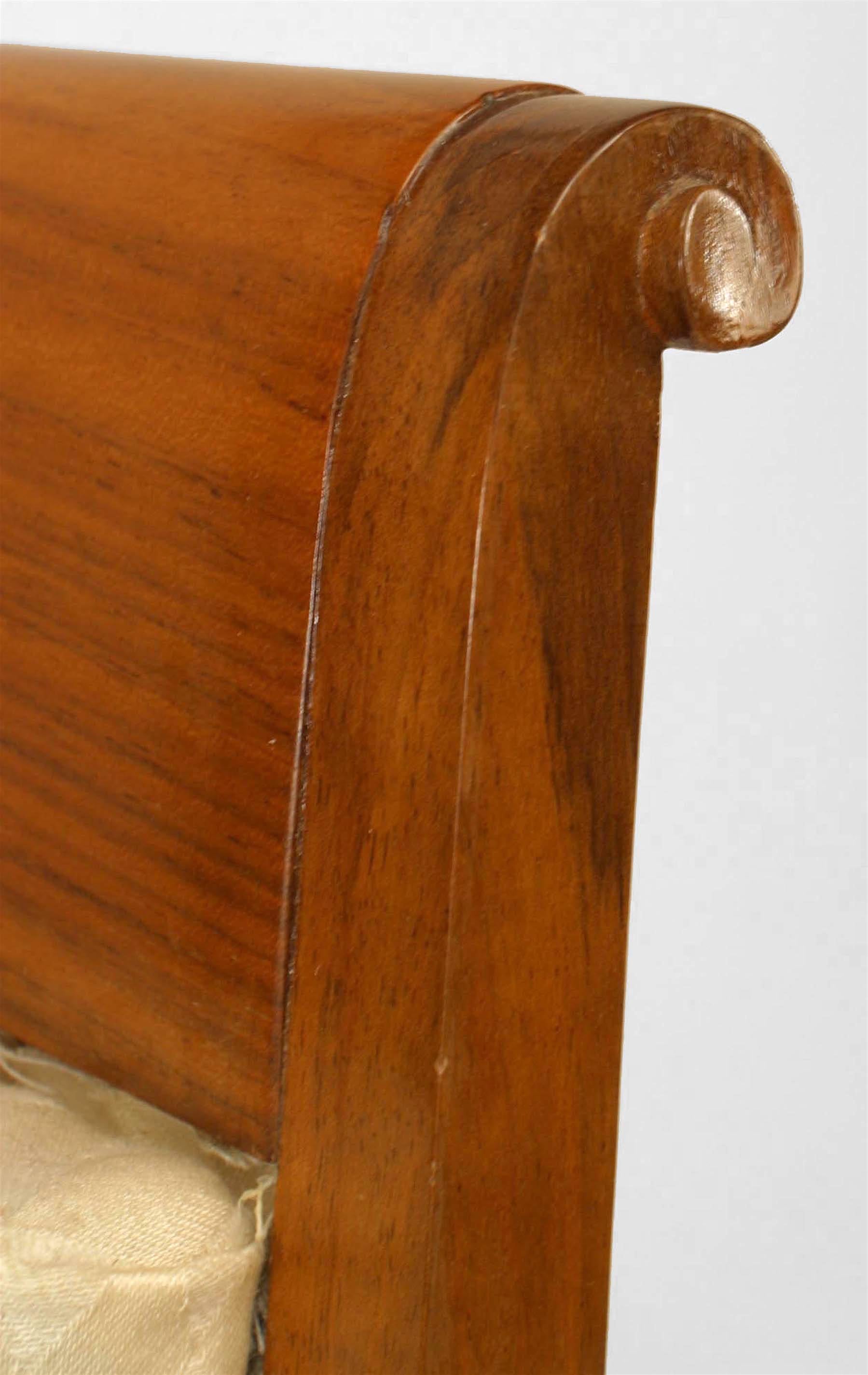 Noyer Ensemble de 10 fauteuils français en mousseline blanche en vente