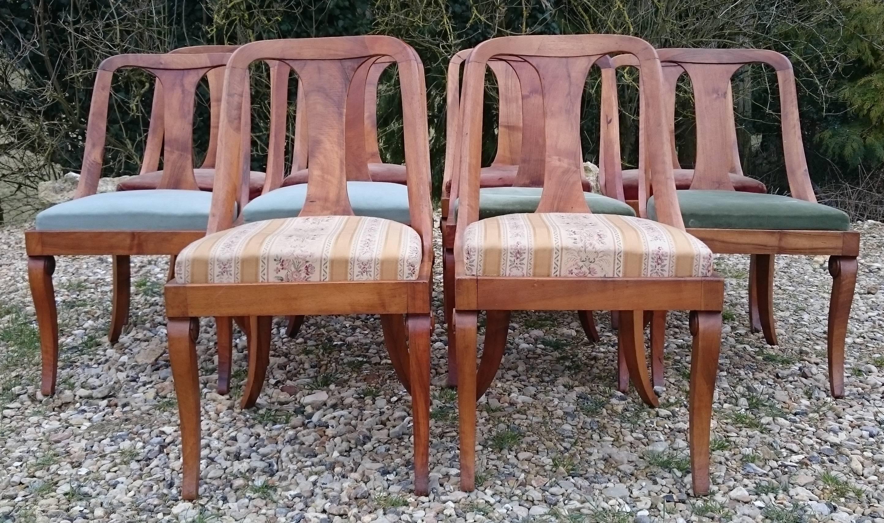 Set of ten 19th century elegant antique walnut Biedermeier dining chairs. This set of chairs have a generous splay to the legs, they have comfortable drop-on seat squabs and they are a good golden colour. This is a very well drawn set of chairs