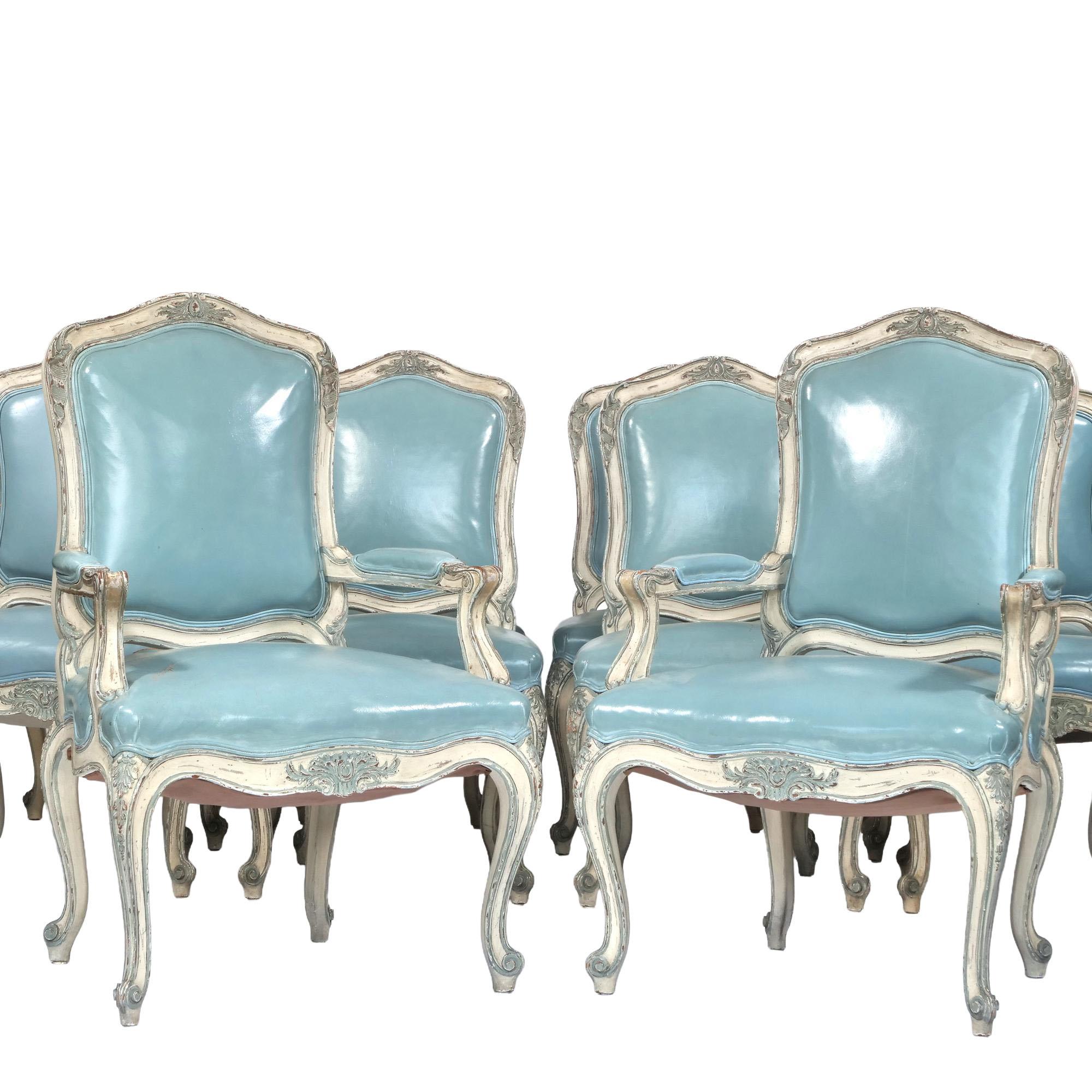 Un conjunto de diez exquisitas sillas francesas de estilo Luis XV del siglo XIX, compuesto por dos elegantes sillones y ocho sillas auxiliares a juego, desprende una elegancia atemporal. Las barandillas de la cresta, los brazos y las patas cabriolé