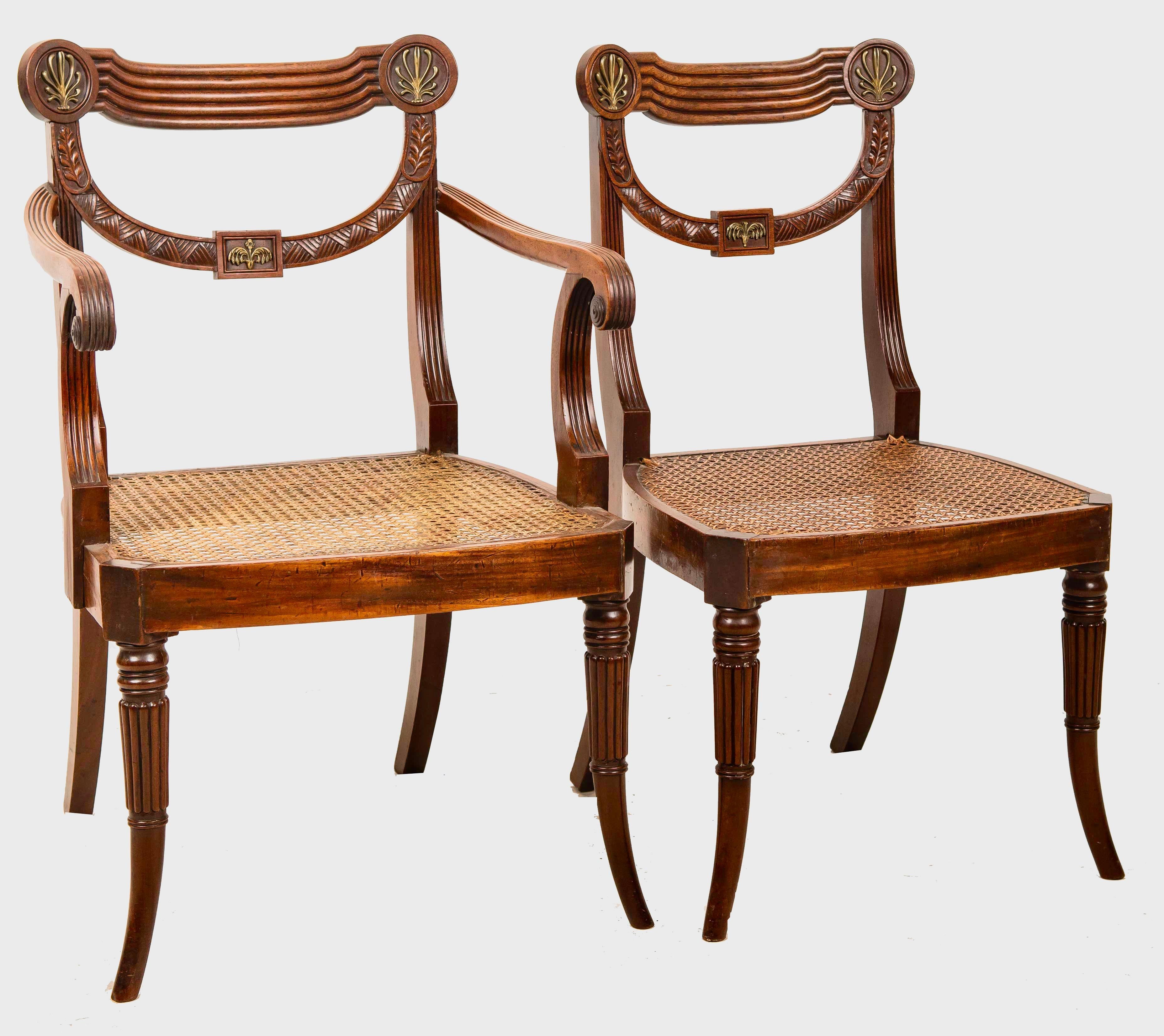Satz von zehn seltenen und schönen Regency-Stühlen aus geschnitztem Mahagoni. Neoklassizistische drapierte Form mit aufgelegten Ormolu-Beschlägen von Athemion und Weizengarben. Zwei Sessel und acht Seiten. Schöne Wahl des Mahagoniholzes. Hersteller