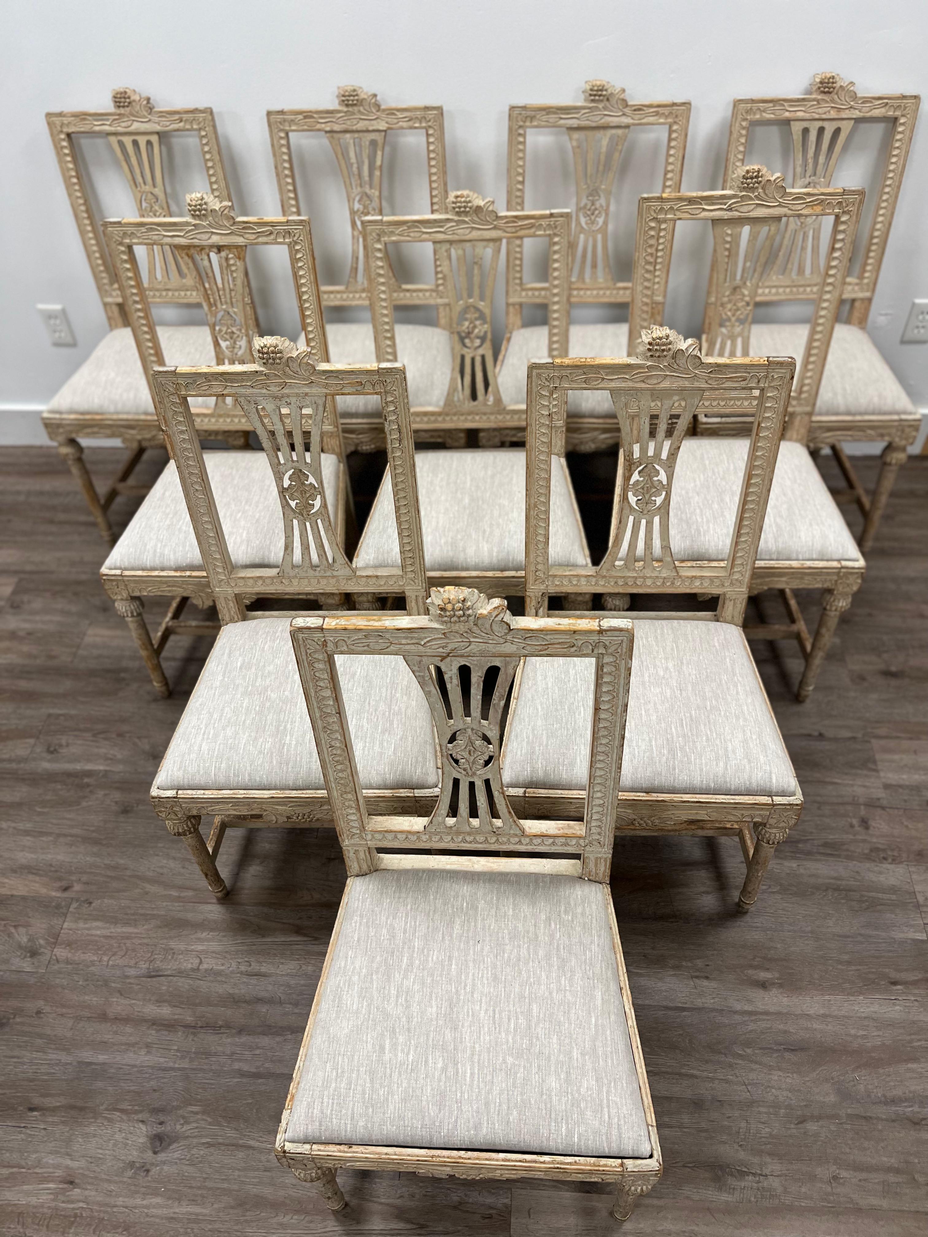 Un rare et superbe ensemble de dix chaises suédoises de style gustavien tardif, fabriquées à Lindome. Dos rectangulaire avec des détails en forme de feuilles sur trois côtés. La partie supérieure est ornée d'un motif floral menant à une couronne de
