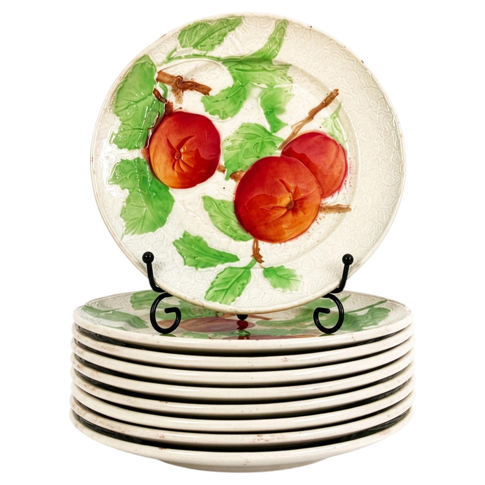 Lot de dix assiettes anciennes en majolique française de Saint-Clément, vers 1910