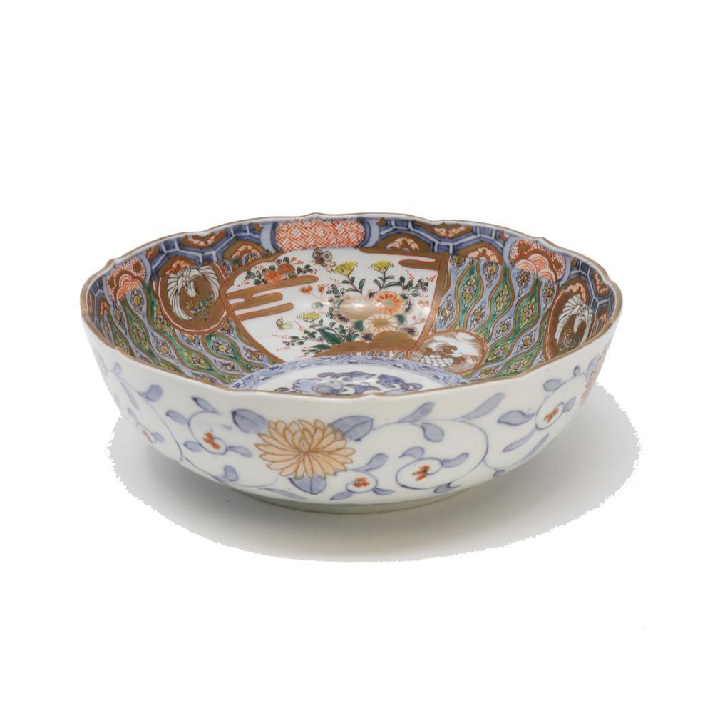 Ensemble de dix bols anciens en porcelaine japonaise Imari. Cet ensemble de porcelaine fine est décoré en trois cuissons. La première cuisson en bleu de cobalt sous glaçure claire et foncée d'un médaillon floral à trois segments au centre avec un