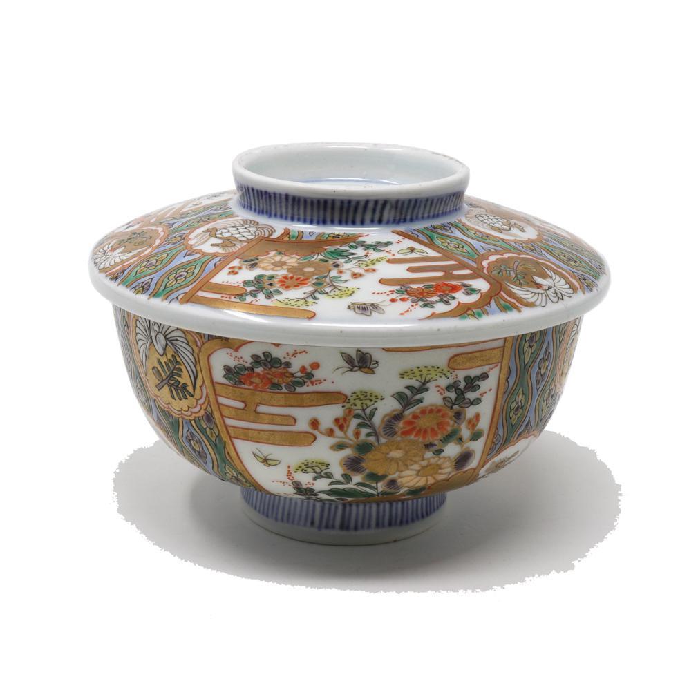 Ensemble de dix bols à riz couverts en porcelaine japonaise Imari. Le bol profond est doté d'un grand couvercle ajusté pour contenir la chaleur et les arômes. Cet ensemble de porcelaine fine est décoré en trois cuissons. La première cuisson en bleu