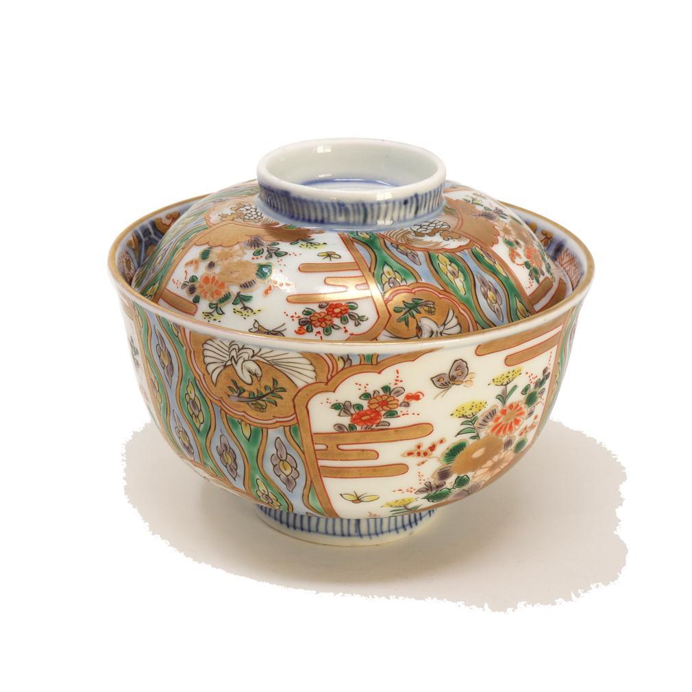 Ensemble de dix bols à soupe couverts en porcelaine japonaise Imari. Le bol profond à bord évasé est doté d'un petit couvercle qui s'insère dans le bord du bol pour contenir la chaleur, l'arôme et un peu de surprise. Cet ensemble de porcelaine fine