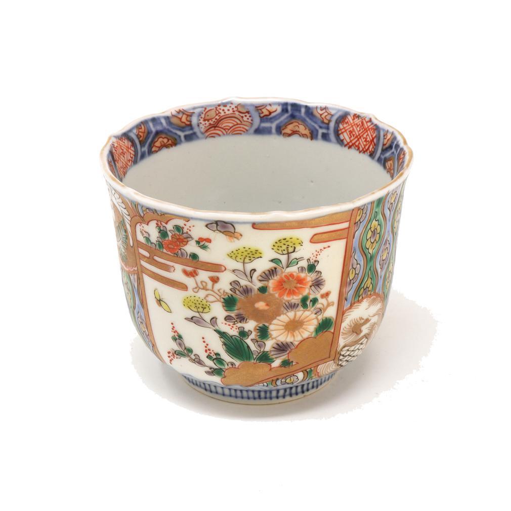 Ein Satz von zehn antiken japanischen Imari-Porzellan-Tassen. Dieses Set aus feinem Porzellan ist in drei Brennvorgängen dekoriert. Der erste Brand in hellem und dunklem Unterglasur-Kobaltblau eines dreiteiligen Blumenmedaillons in der inneren