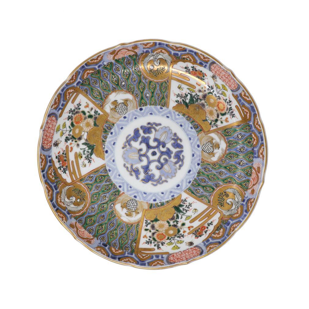 Ensemble de dix assiettes à dîner anciennes en porcelaine japonaise Imari. Cet ensemble de porcelaine fine est décoré en trois cuissons. La première cuisson en bleu de cobalt sous glaçure claire et foncée d'un médaillon floral à trois segments au