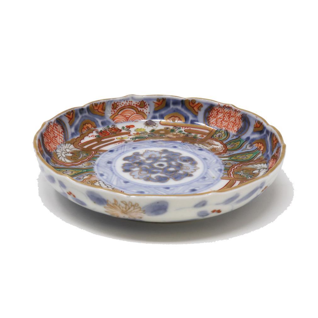 Ensemble de dix anciens plats à sauce soja en porcelaine japonaise Imari. Cet ensemble de porcelaine fine est décoré en trois cuissons. La première cuisson en bleu de cobalt sous glaçure claire et foncée d'un médaillon floral à trois segments au