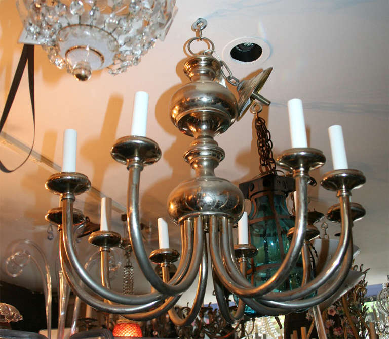 Un lampadario italiano a dieci luci placcato in argento con la sua finitura originale. 

Misure:
Diametro: 24,5
Caduta minima: 28,5