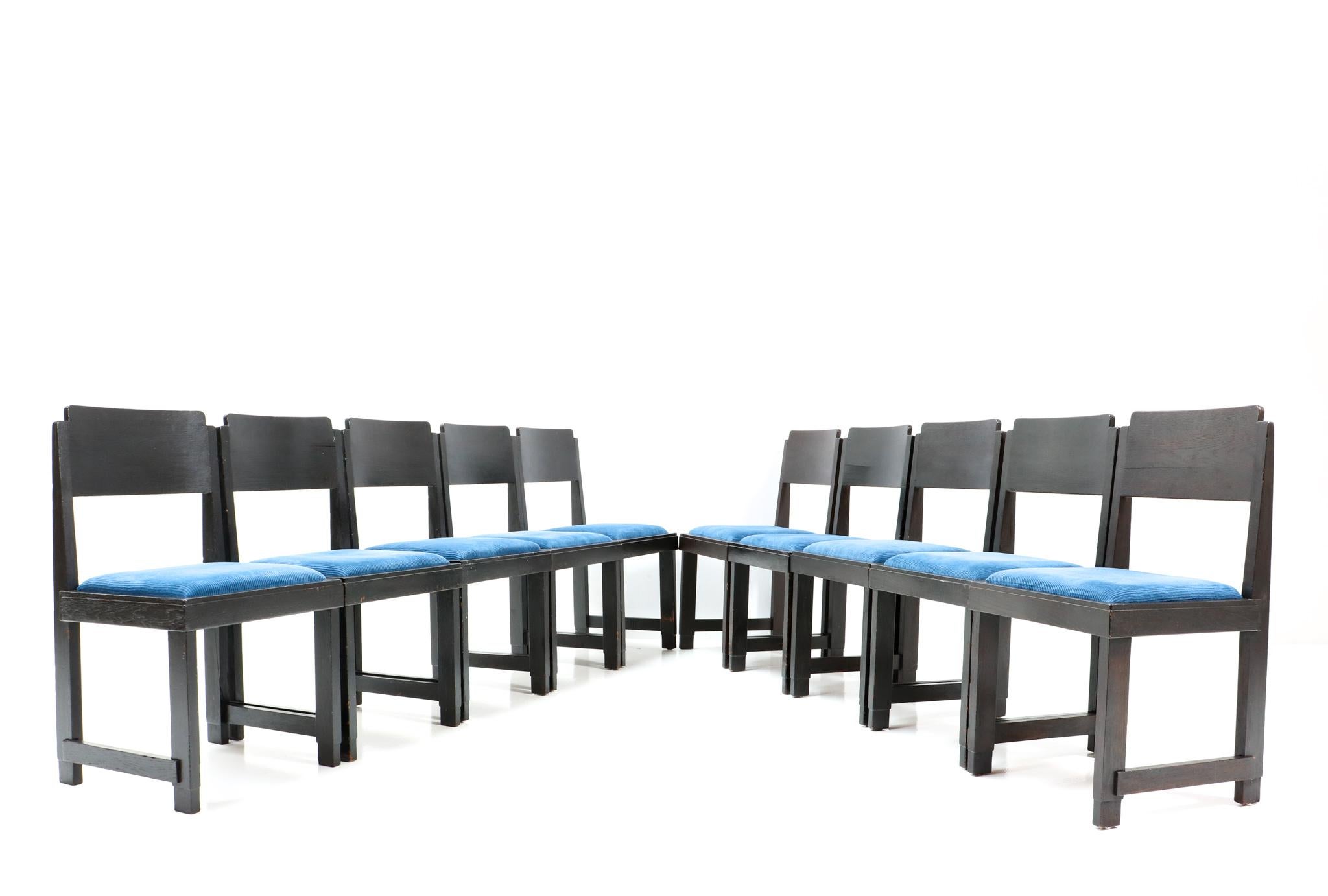 Prächtiger und seltener Satz von zehn modernistischen Art-Déco-Esszimmerstühlen.
Frits Spanjaard zugeschrieben.
Auffälliges niederländisches Design aus den 1920er Jahren.
Rahmen aus lackierter Eiche und Sitze sind mit blauem Manchester-Korduroy