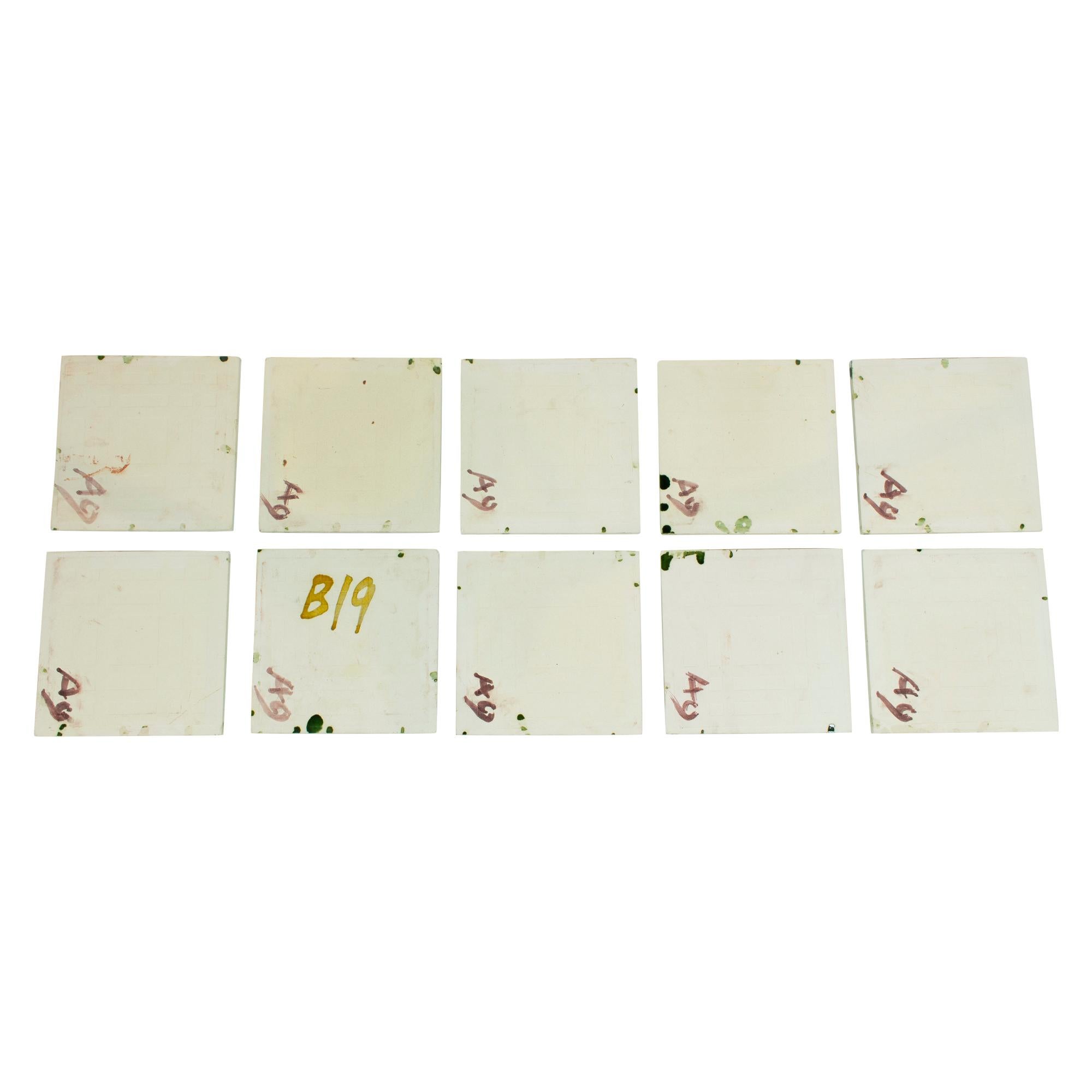 Satz von zehn glasierten Jugendstilfliesen mit Blumenmuster (Art nouveau) im Angebot