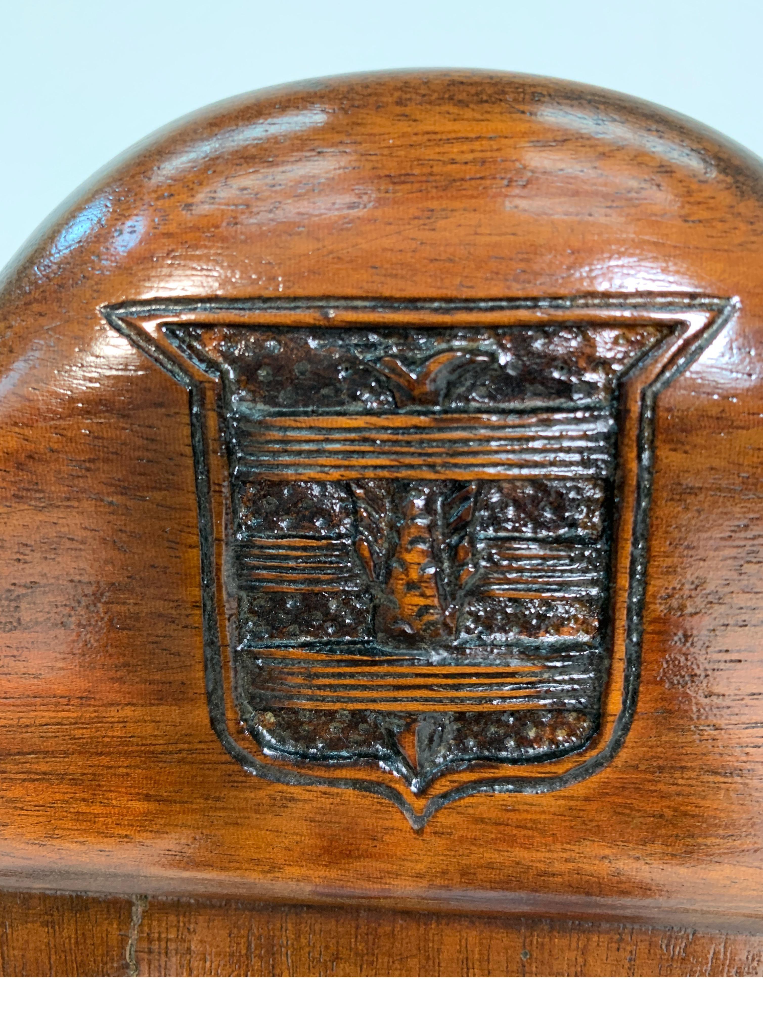 Satz von zehn wunderschön handgeschnitzten Stühlen aus Mahagoni im Chippendale-Stil, um 1870 im Angebot 10