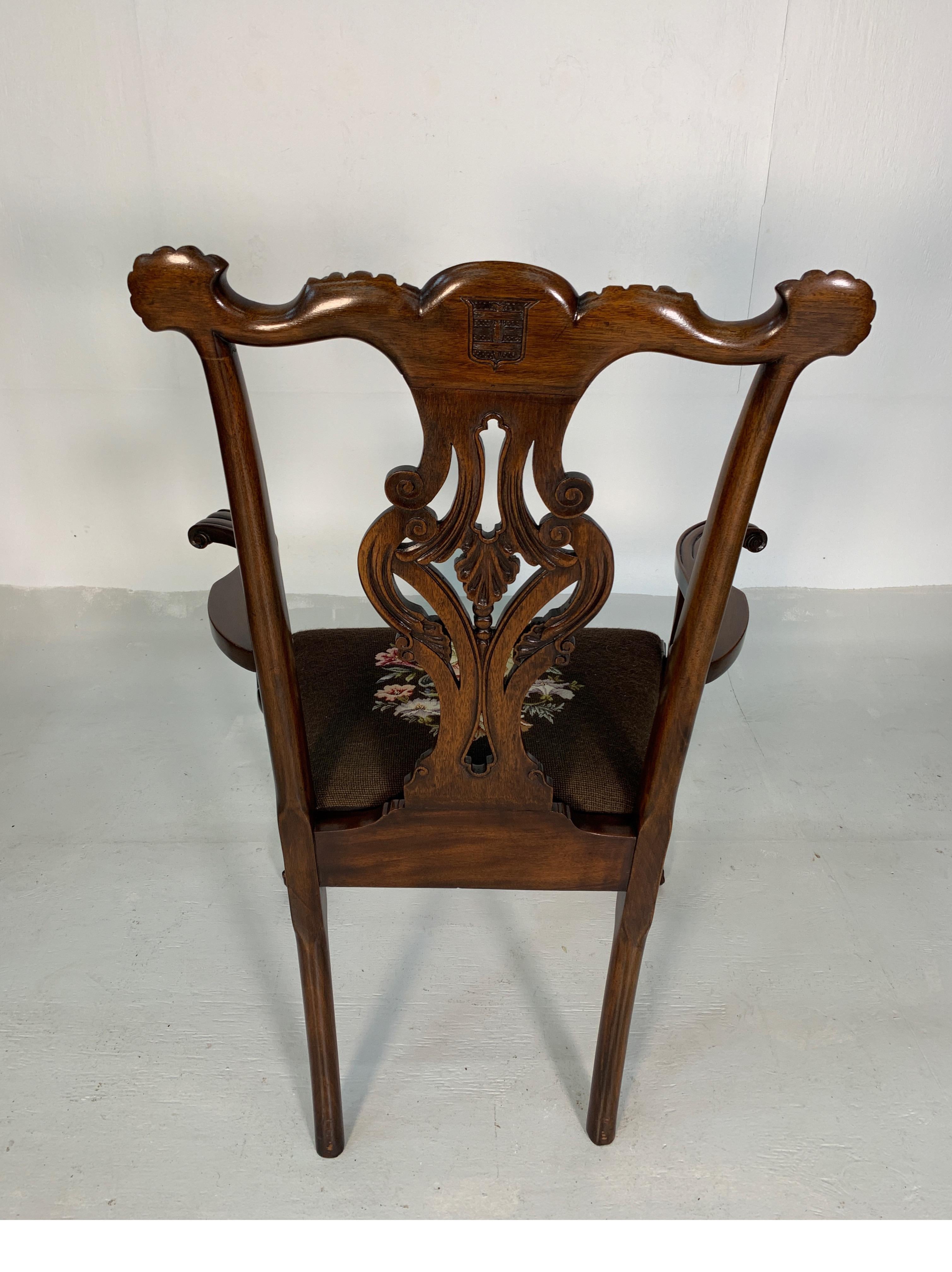 Satz von zehn wunderschön handgeschnitzten Stühlen aus Mahagoni im Chippendale-Stil, um 1870 im Angebot 2