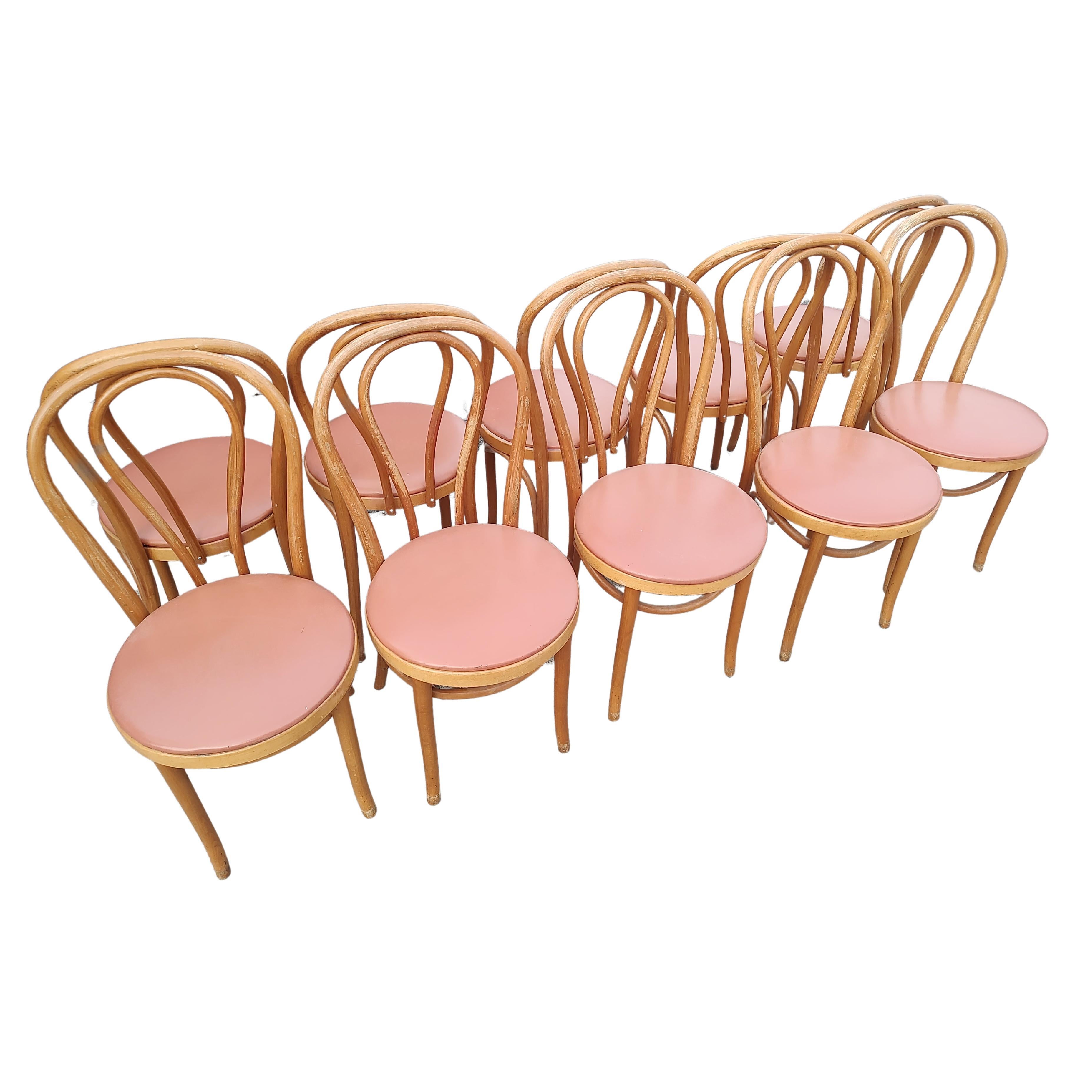 Fabuleux ensemble de dix chaises de café en hêtre courbé fabriquées en Roumanie vers 1970. Sièges en vinyle en excellent état vintage avec une usure minimale, pas de déchirures ou de déchirures, être très peu d'usure. Quelques usures mineures à la