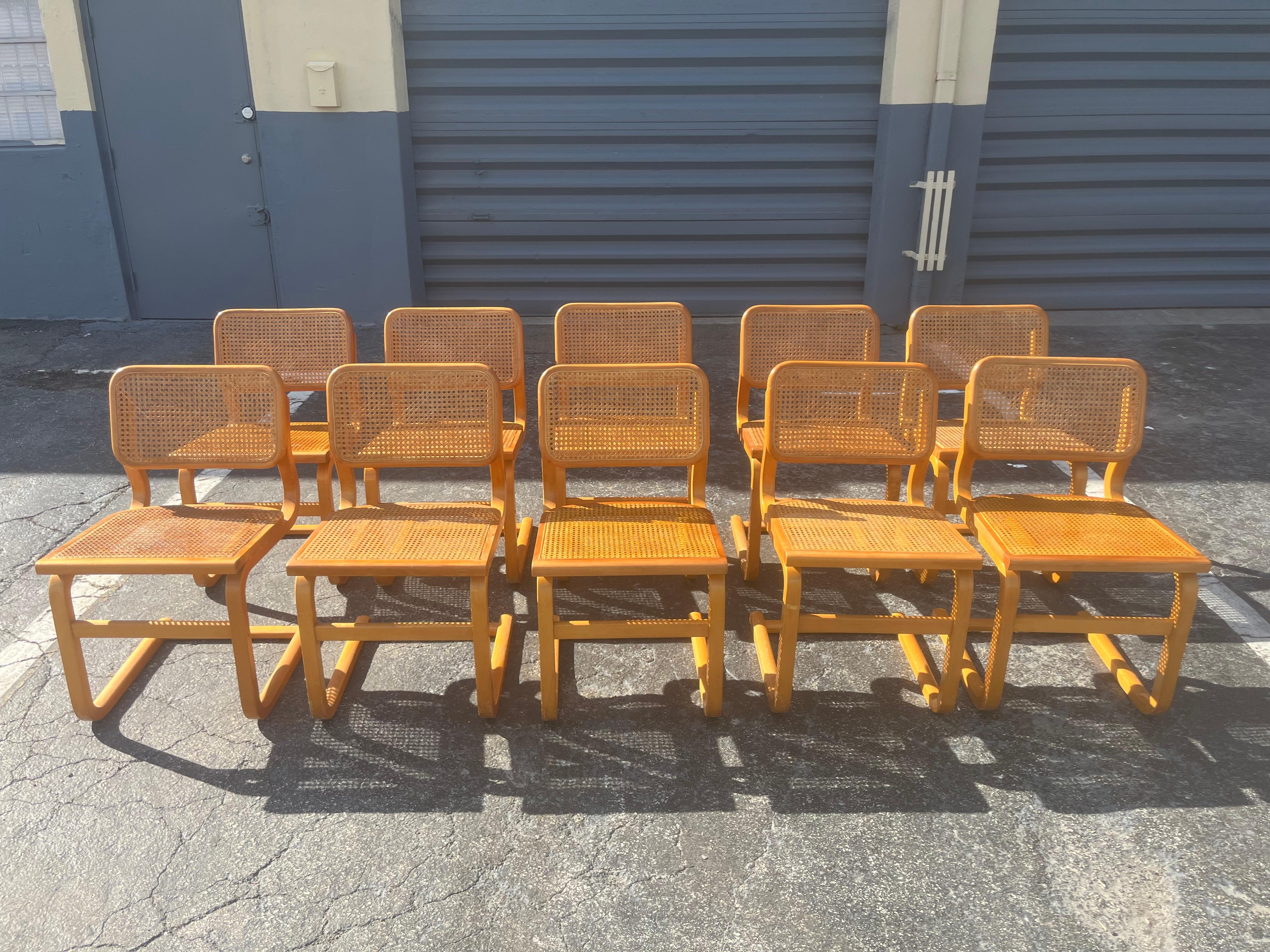 Ensemble de dix chaises de salle à manger en bois courbé dans le style de Marcel Breuer, bois courbé et canne. De la fin des années 70, d'une belle maison moderne de Coral Gables.