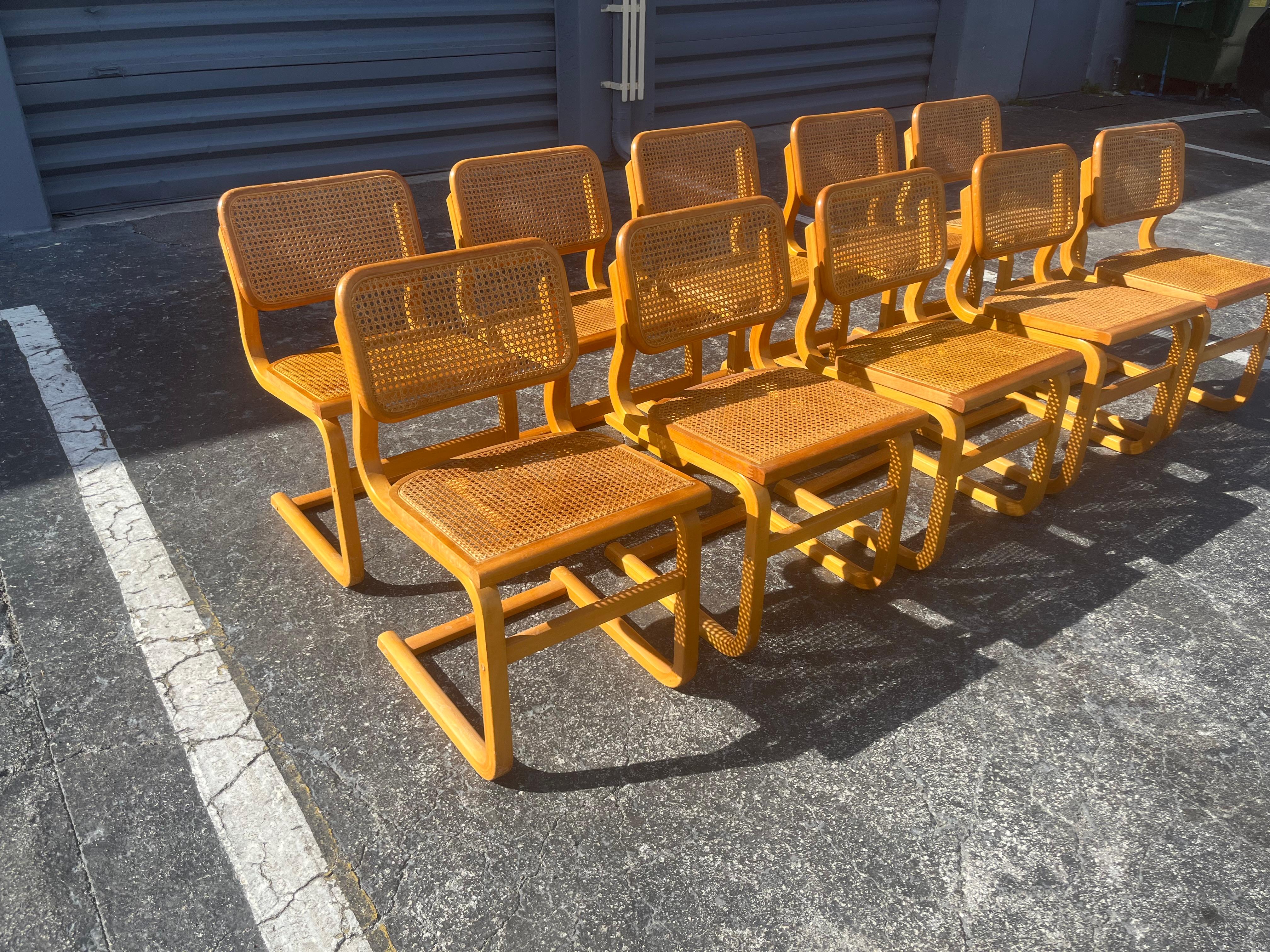 Américain Ensemble de dix chaises de salle à manger en bois courbé dans le style de Marcel Breuer, 1970, Cane en vente