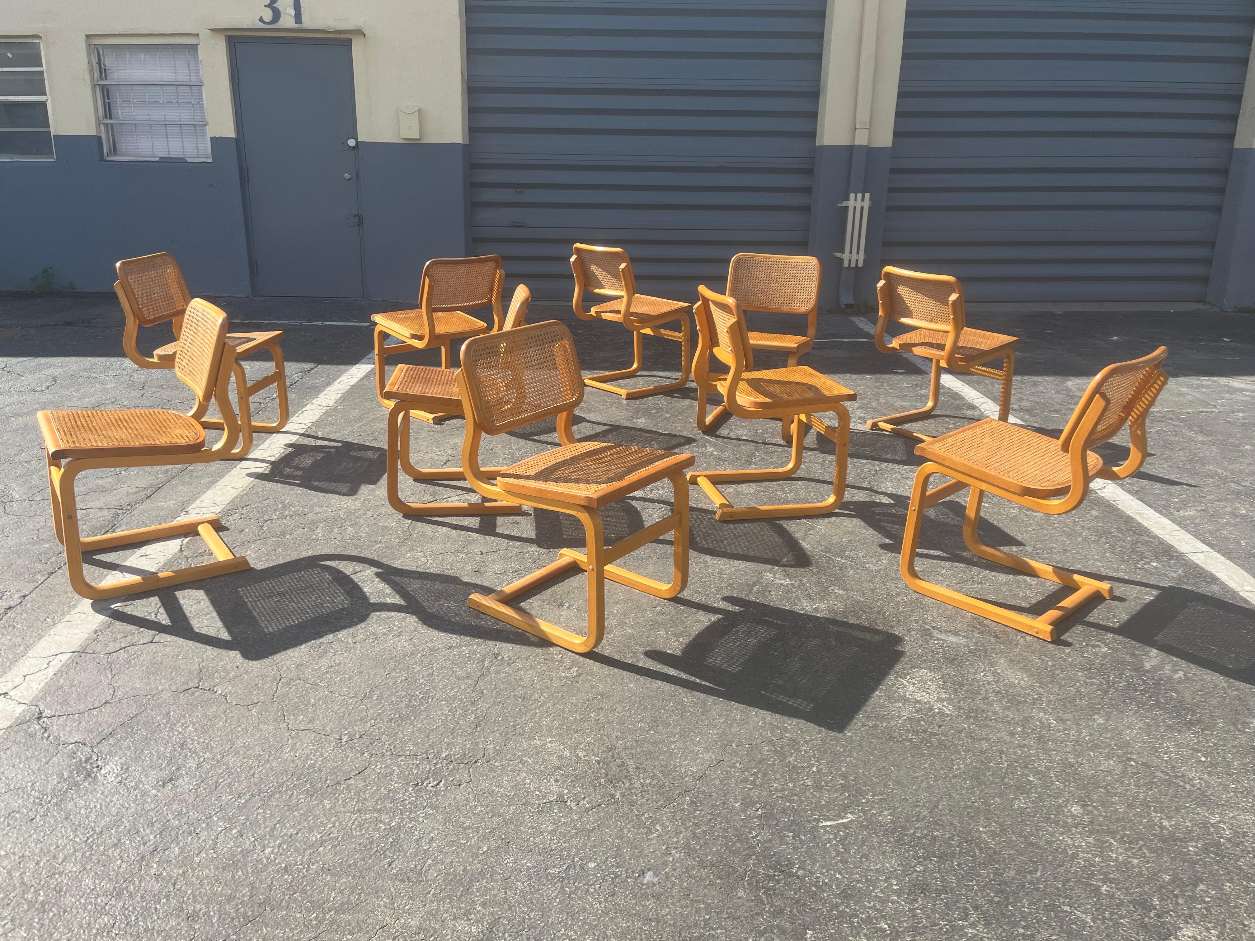 Ensemble de dix chaises de salle à manger en bois courbé dans le style de Marcel Breuer, 1970, Cane Bon état - En vente à Miami, FL