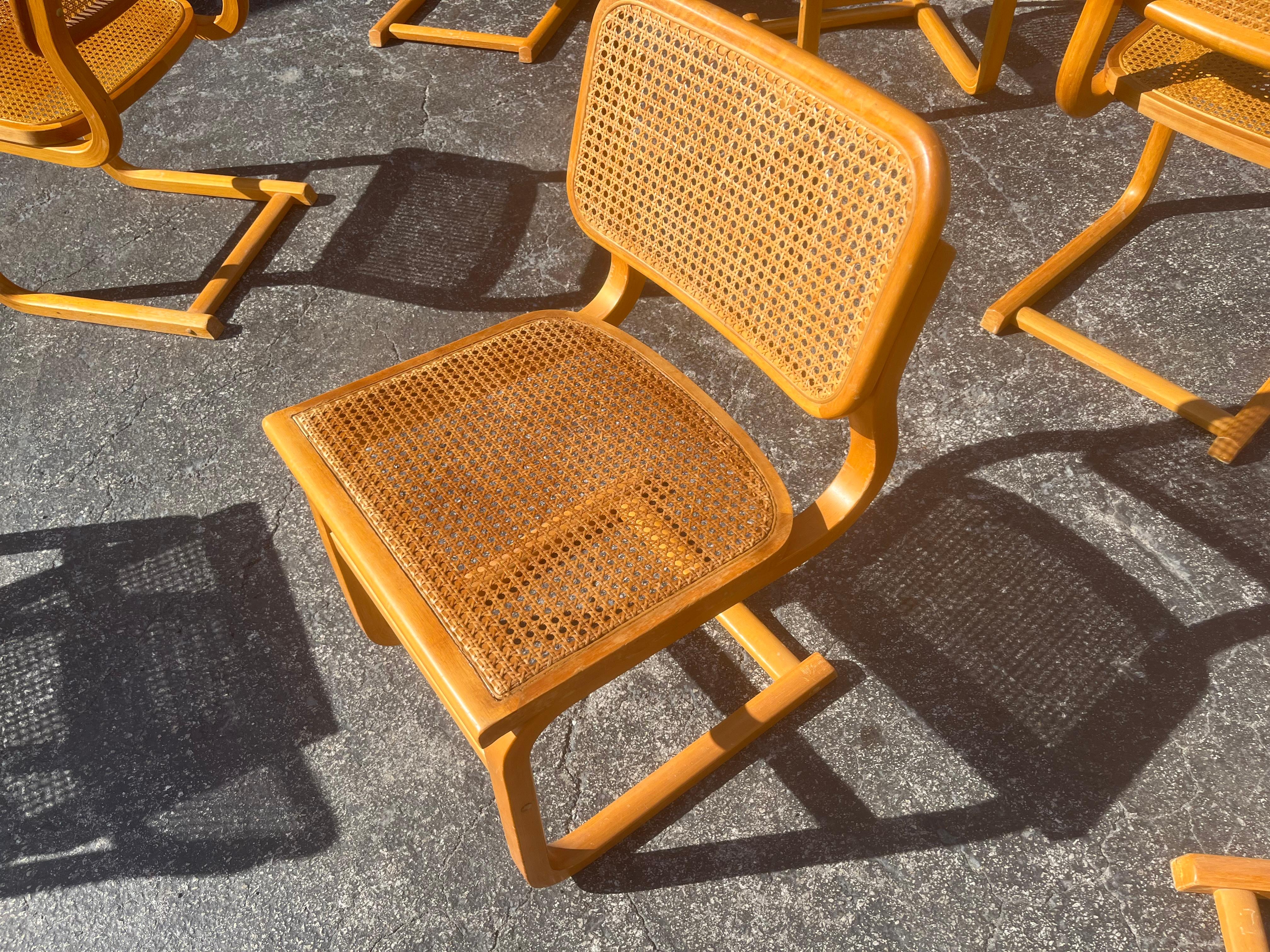 Fin du 20e siècle Ensemble de dix chaises de salle à manger en bois courbé dans le style de Marcel Breuer, 1970, Cane en vente