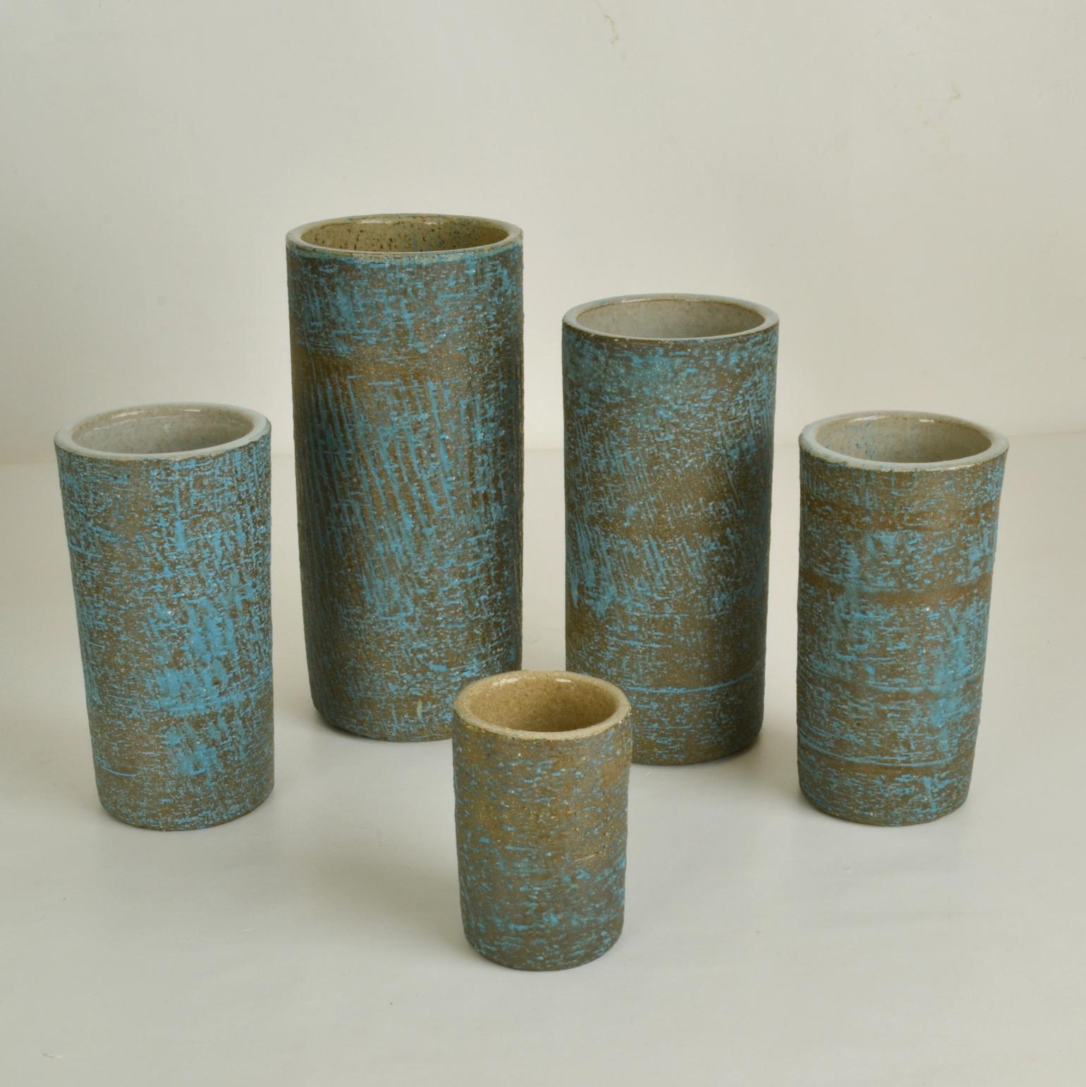 Vernissé Ensemble de dix vases cylindriques en céramique bleue de Groeneveldt en vente