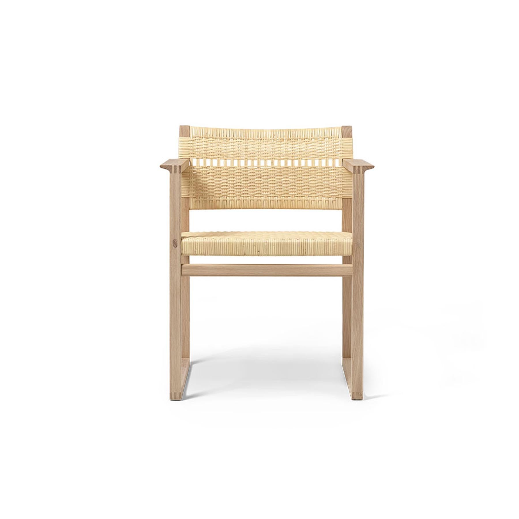 Svelte mais solide, simple mais frappant, le fauteuil BM62 nous ramène à la nature dans un retour bienvenu aux formes simples qui capturent l'essence d'un concept. Construction exposée. Et des matériaux authentiques qui survivent à toute tendance