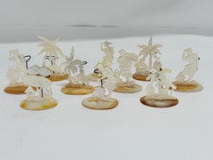 Satz von zehn geschnitzten tropischen Perlmutt-Tischkartenhaltern mit Figuren