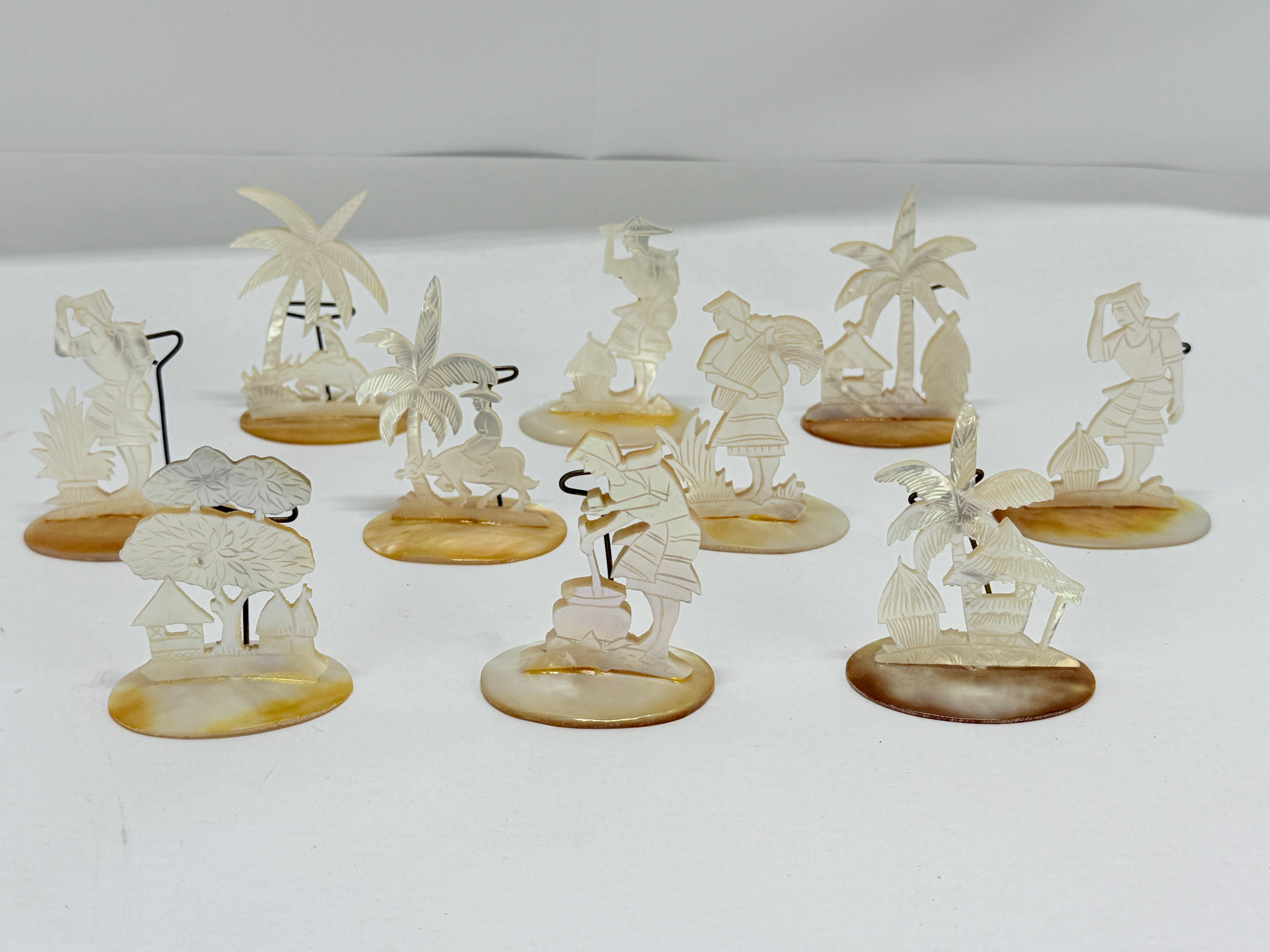 Set of Ten Carved Mother-of-Pearl Tropical Figural Place Card Holders (Stammeskunst) im Angebot