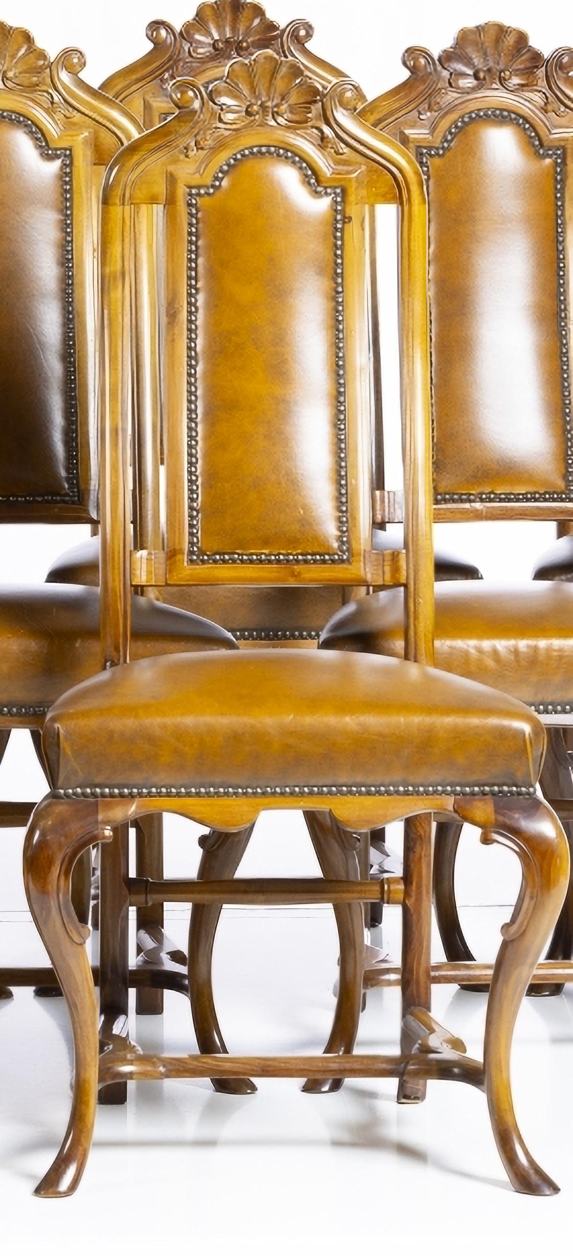 ENSEMBLE DE DIX CHAISES

Portugais, 20e siècle
en bois de noyer sculpté.
Dossiers et sièges en cuir avec plis.
Signes d'utilisation.
Dim. : 113 x 56 x 42 cm.
bonnes conditions