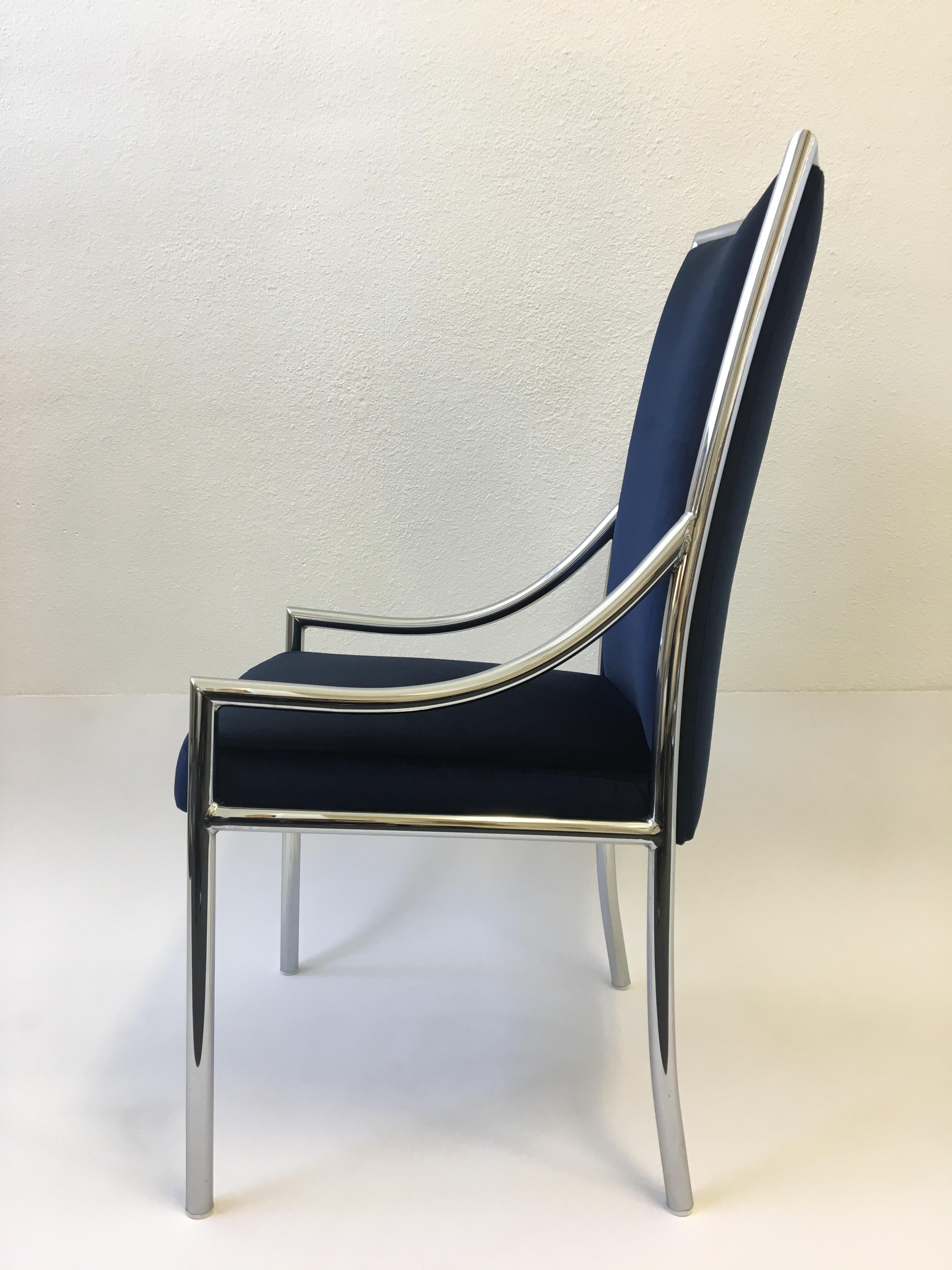 Moderne Ensemble de dix chaises de salle à manger en chrome et velours bleu royal attribuées à Pierre Cardin en vente