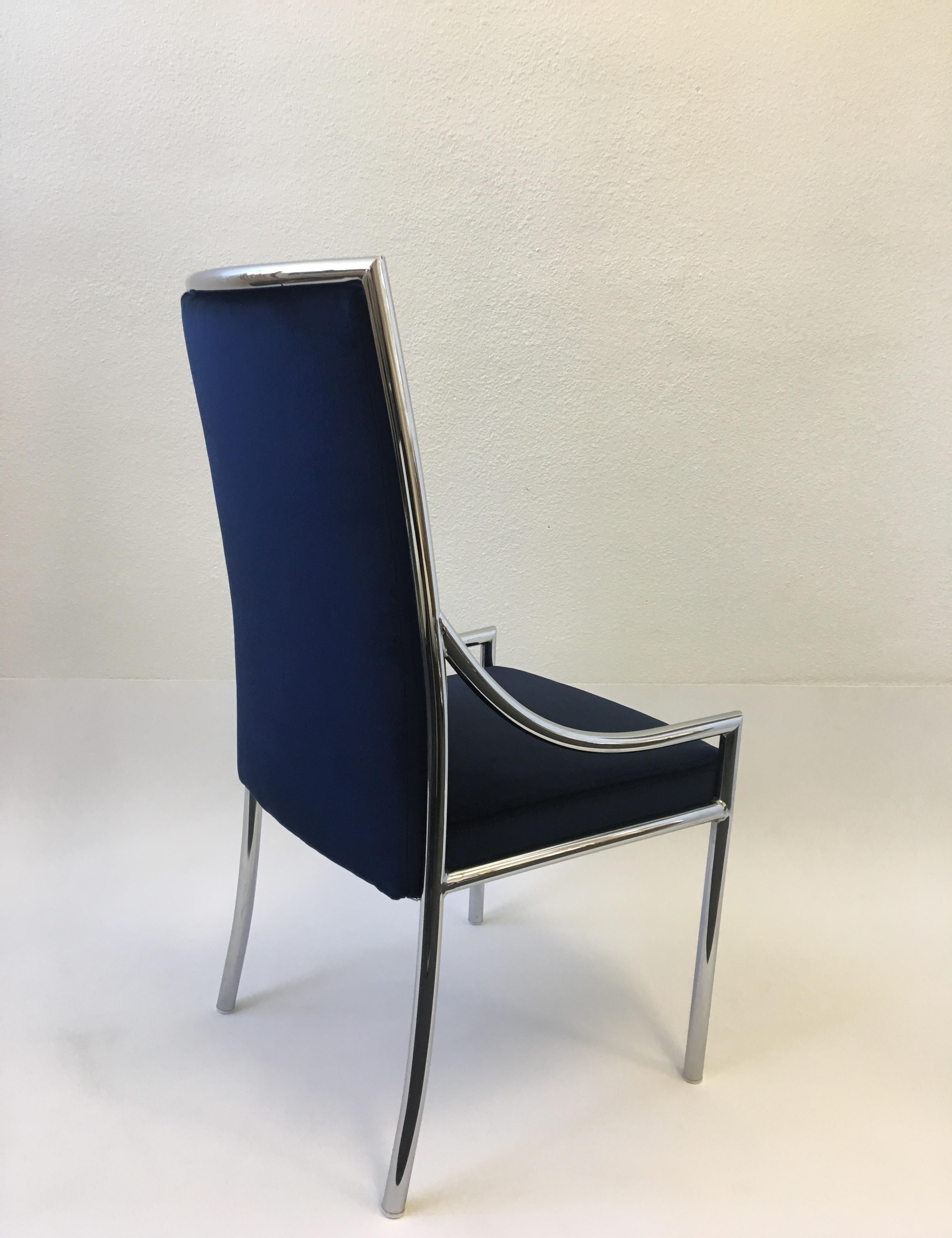 Américain Ensemble de dix chaises de salle à manger en chrome et velours bleu royal attribuées à Pierre Cardin en vente