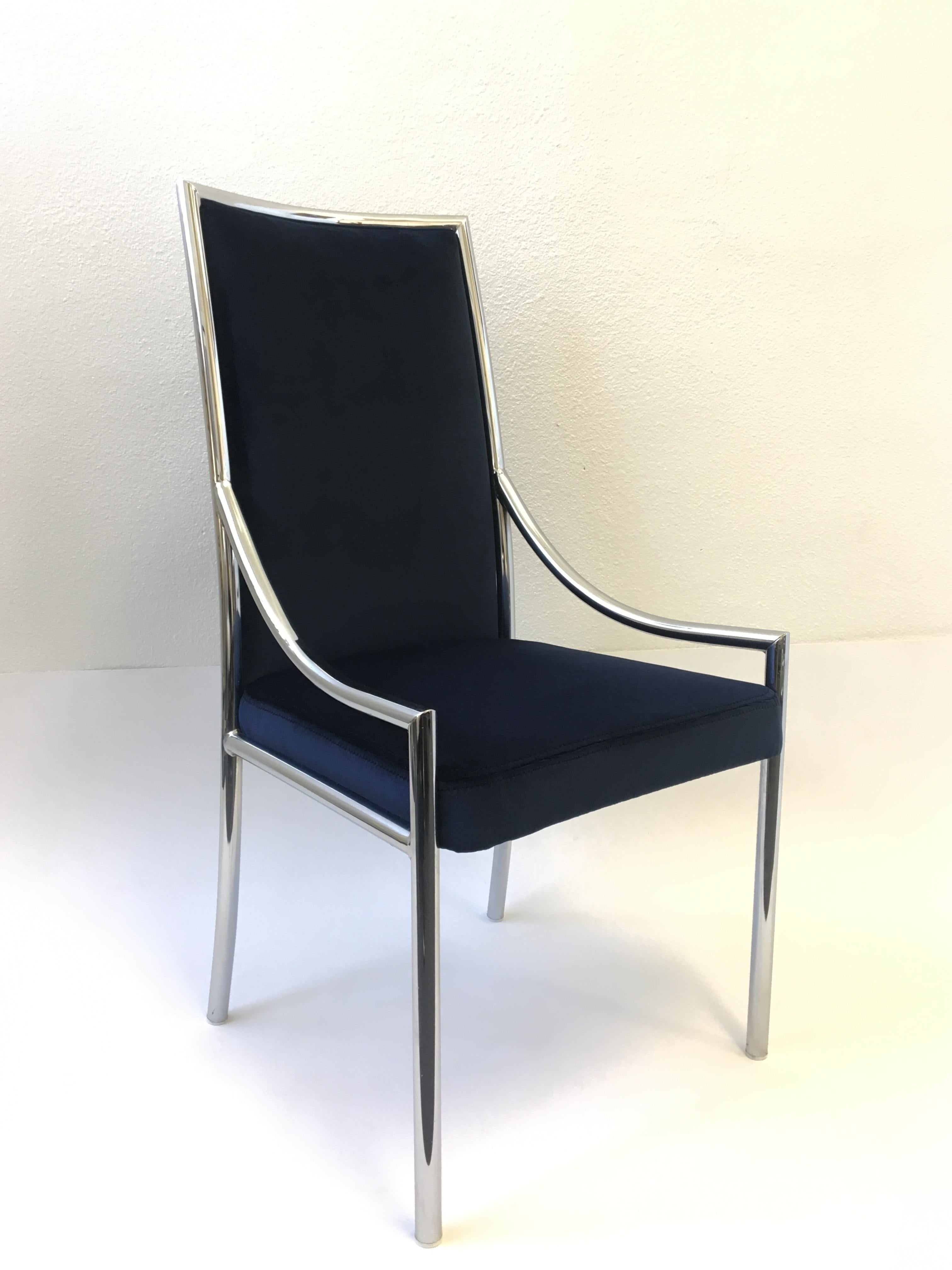 Poli Ensemble de dix chaises de salle à manger en chrome et velours bleu royal attribuées à Pierre Cardin en vente