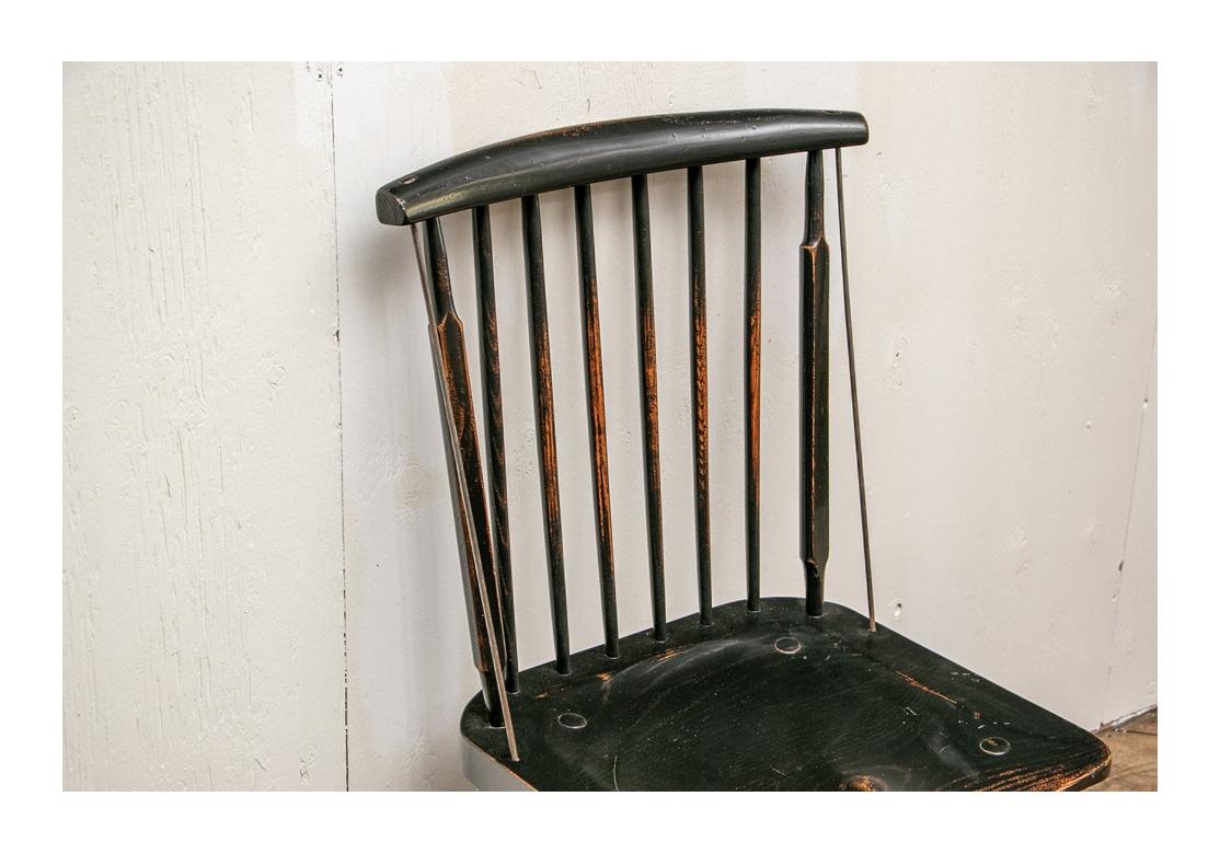Set di dieci sedie da pranzo contemporanee in stile Windsor in finitura nera in vendita 10