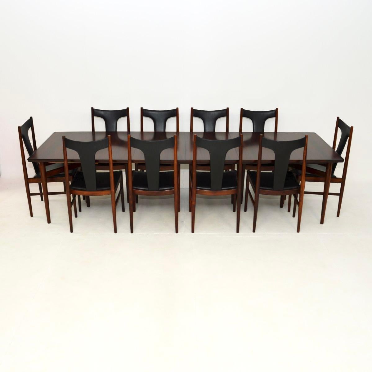 Un eccezionale tavolo da pranzo danese vintage e dieci sedie di Arne Vodder per Sibast. Questo set è stato realizzato in Danimarca, risale agli anni '60.

La qualità del tavolo e delle sedie è eccezionale, sono di ottima fattura e le sedie sono