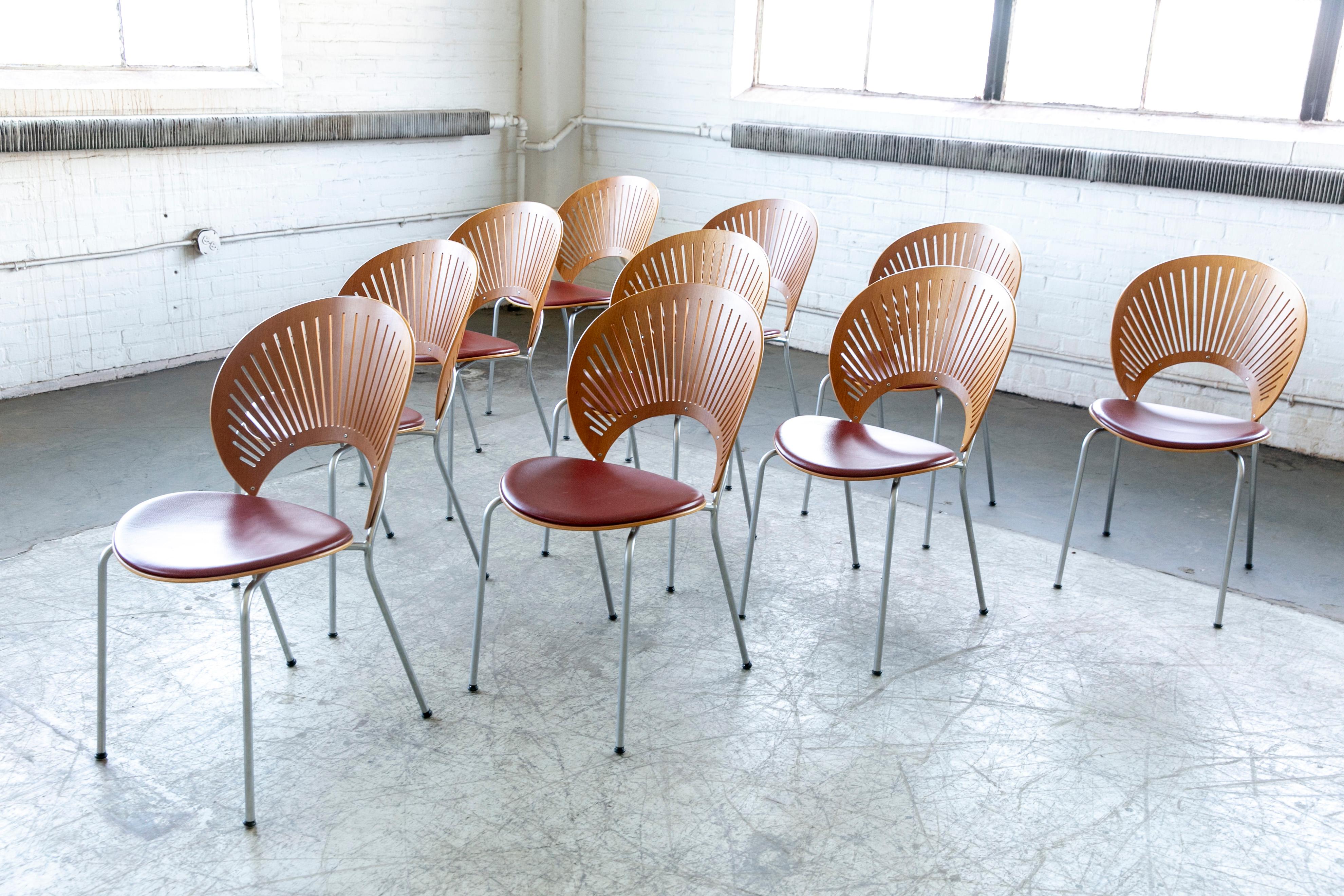 Ensemble de 10 chaises de salle à manger modèle trinidad avec des sièges en cuir rouge rouille probablement fabriqués dans les années 2000 car la chaise est toujours en production et fabriquée par Fredericia Mobler et l'un des principaux fabricants