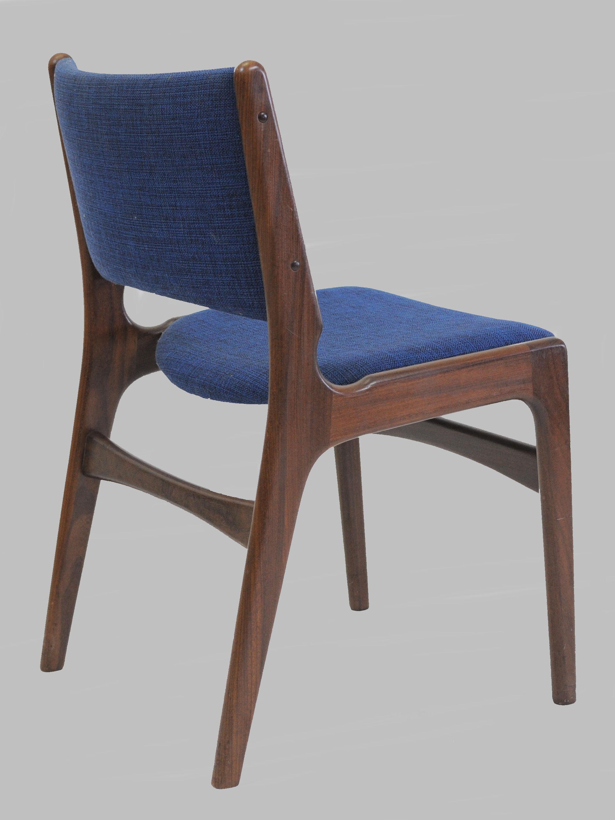 Travail du bois Ensemble de dix chaises de salle à manger danoises Erik Buch entièrement restaurées, avec retapissage en vente