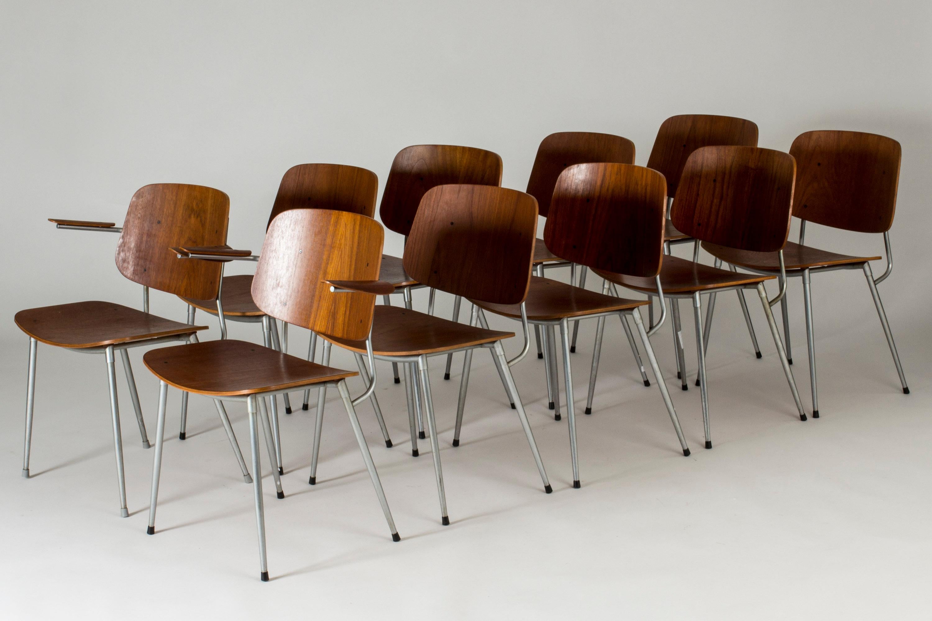 Satz von zehn Teakholz-Esszimmerstühlen von Børge Mogensen, Modell 155, in einer seltenen Auflage mit Stahlbeinen. Eleganter, leichter Ausdruck. Zwei der Stühle haben Armlehnen aus schön geschwungenem Teakholz.