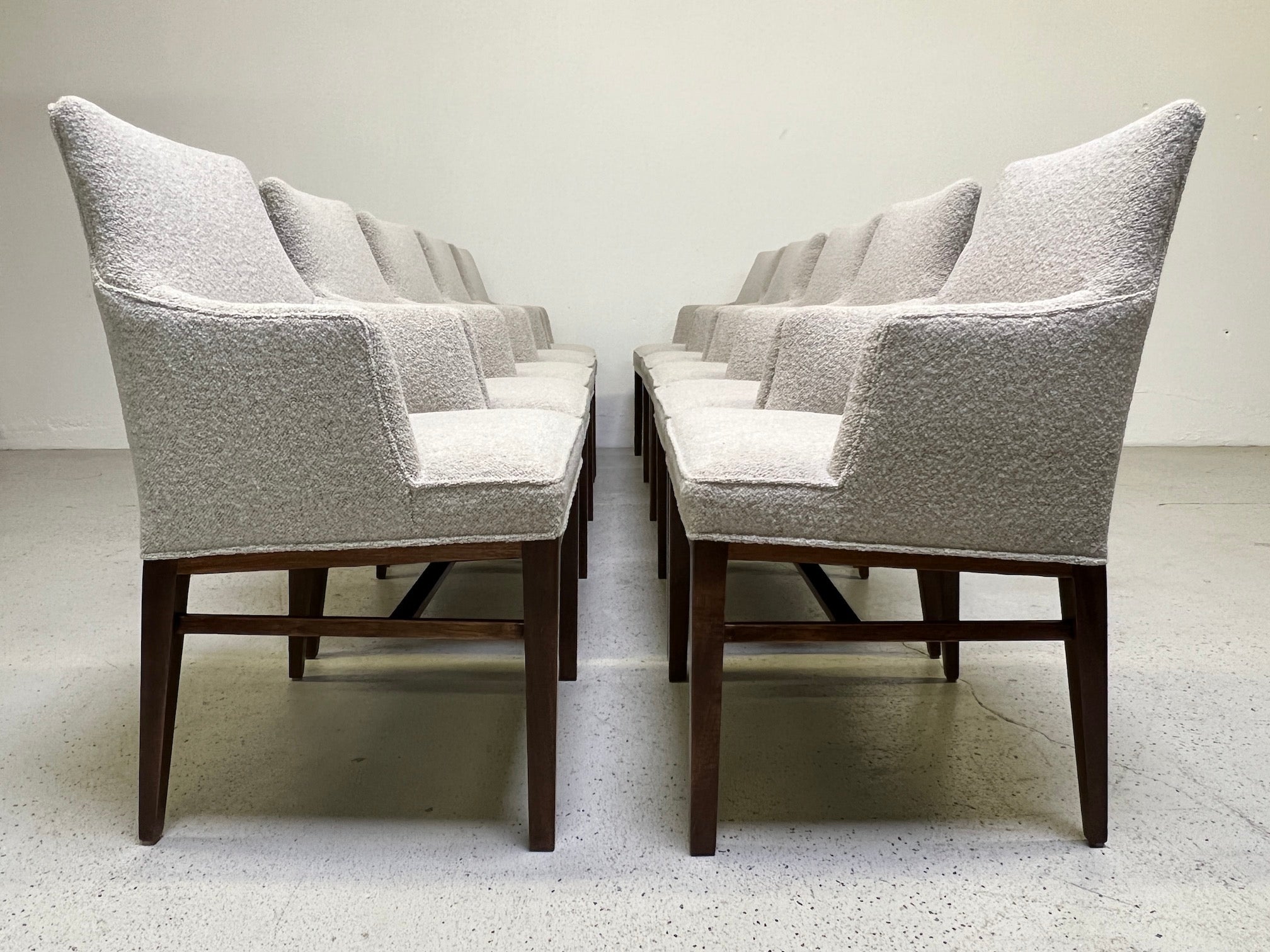 Un ensemble rare de dix fauteuils conçus par Edward Wormley pour Dunbar. Entièrement restauré, avec des bases en noyer raffiné et tapissé en tissu Designtex / Lambert.
