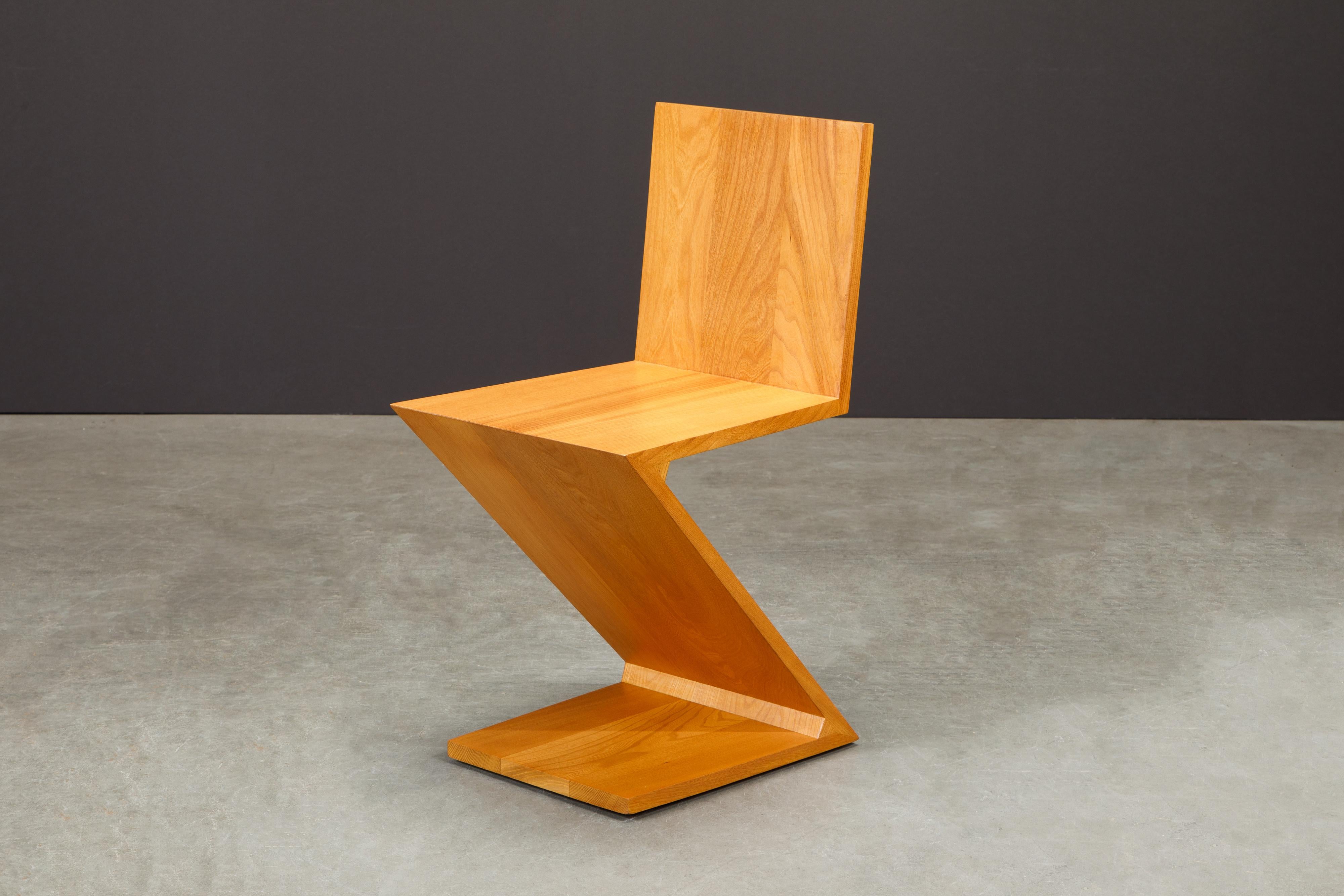 Ensemble de dix chaises 'Zig Zag' de Gerrit Rietveld pour Cassina, 1973, signé en vente 7