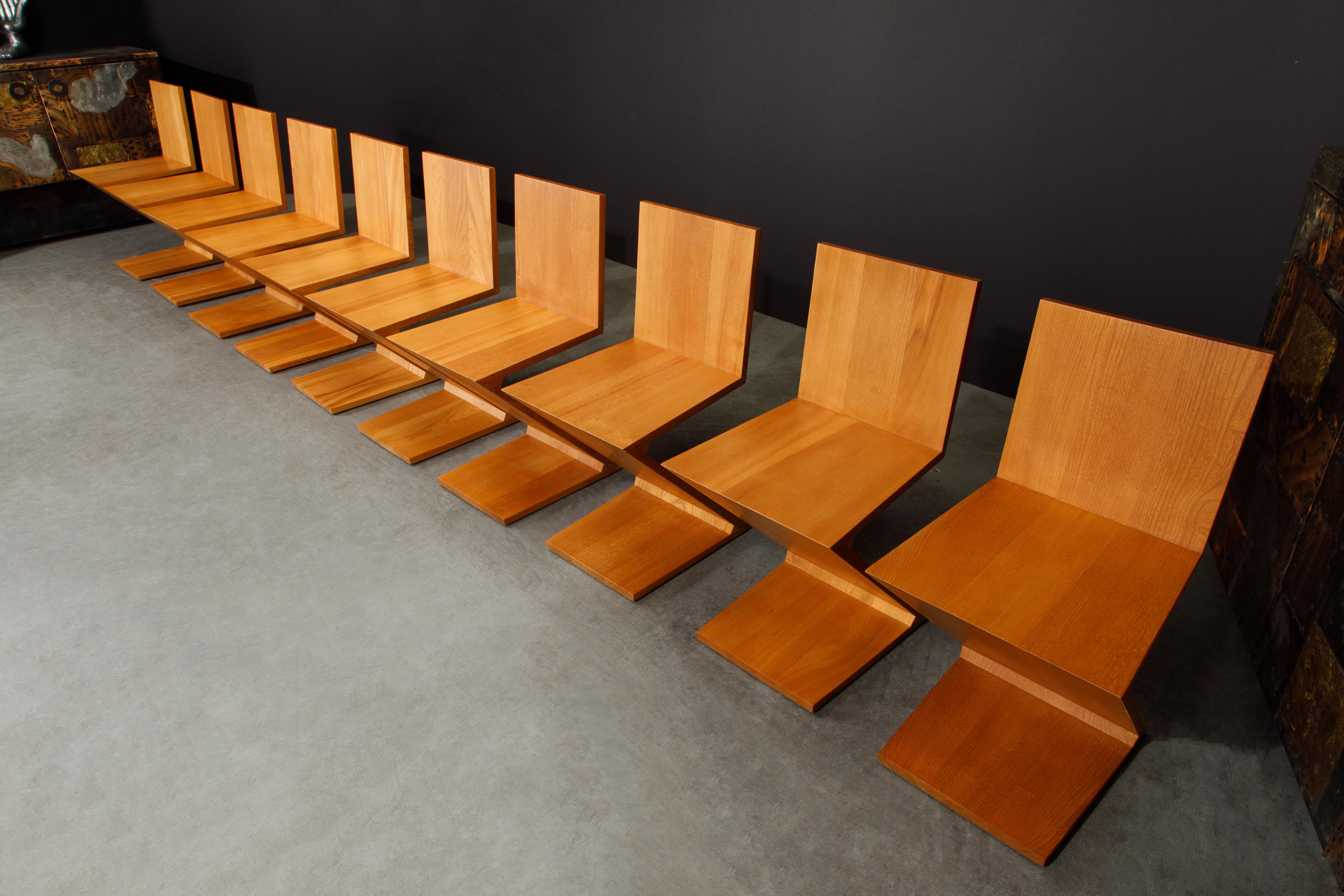 De Stijl Ensemble de dix chaises 'Zig Zag' de Gerrit Rietveld pour Cassina, 1973, signé en vente