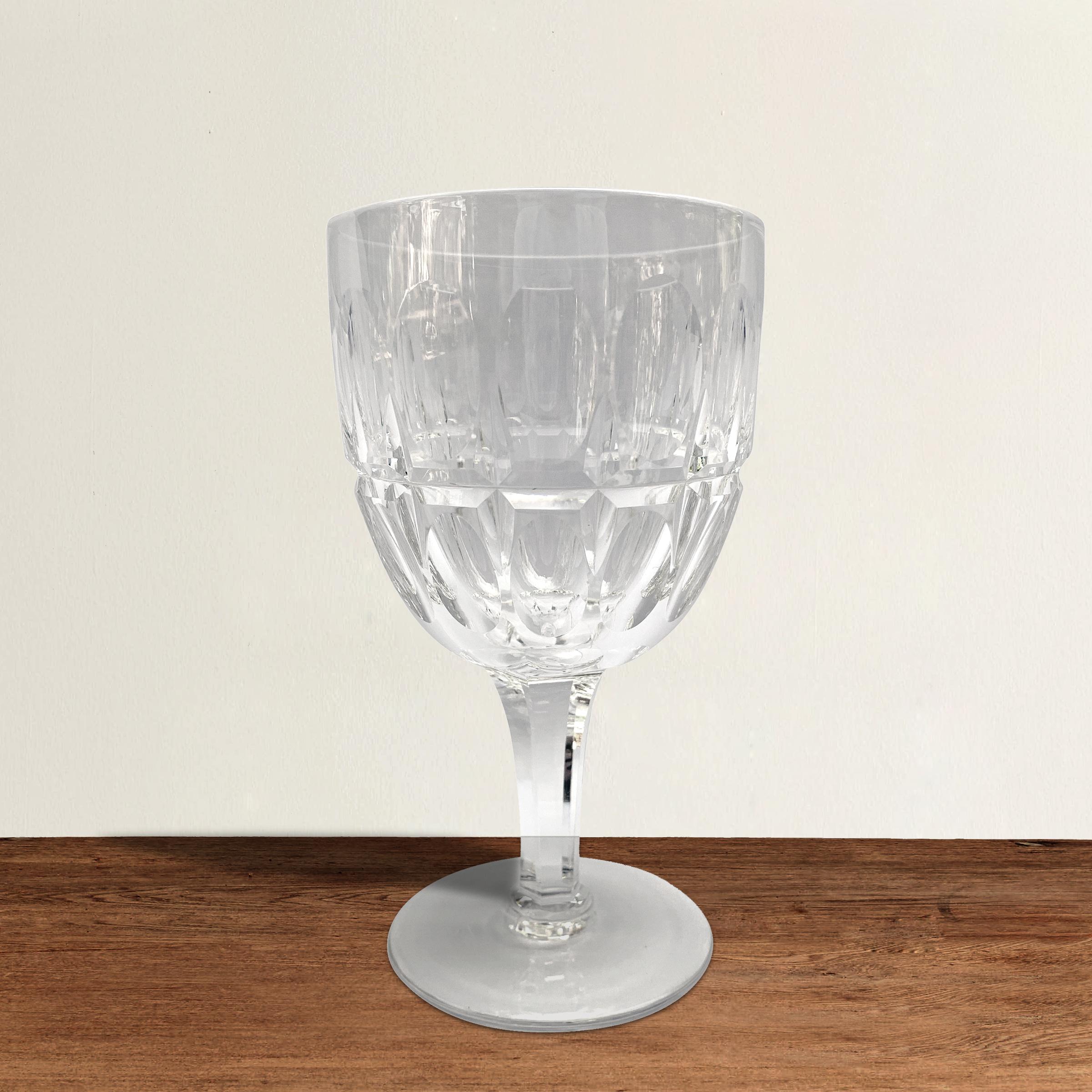 Magnifique ensemble de dix verres à vin en cristal anglais Stuart du milieu du 20e siècle, avec des motifs taillés en forme de roue et de panneau, y compris des empreintes de pouce autour du haut et du bas de chaque bol.