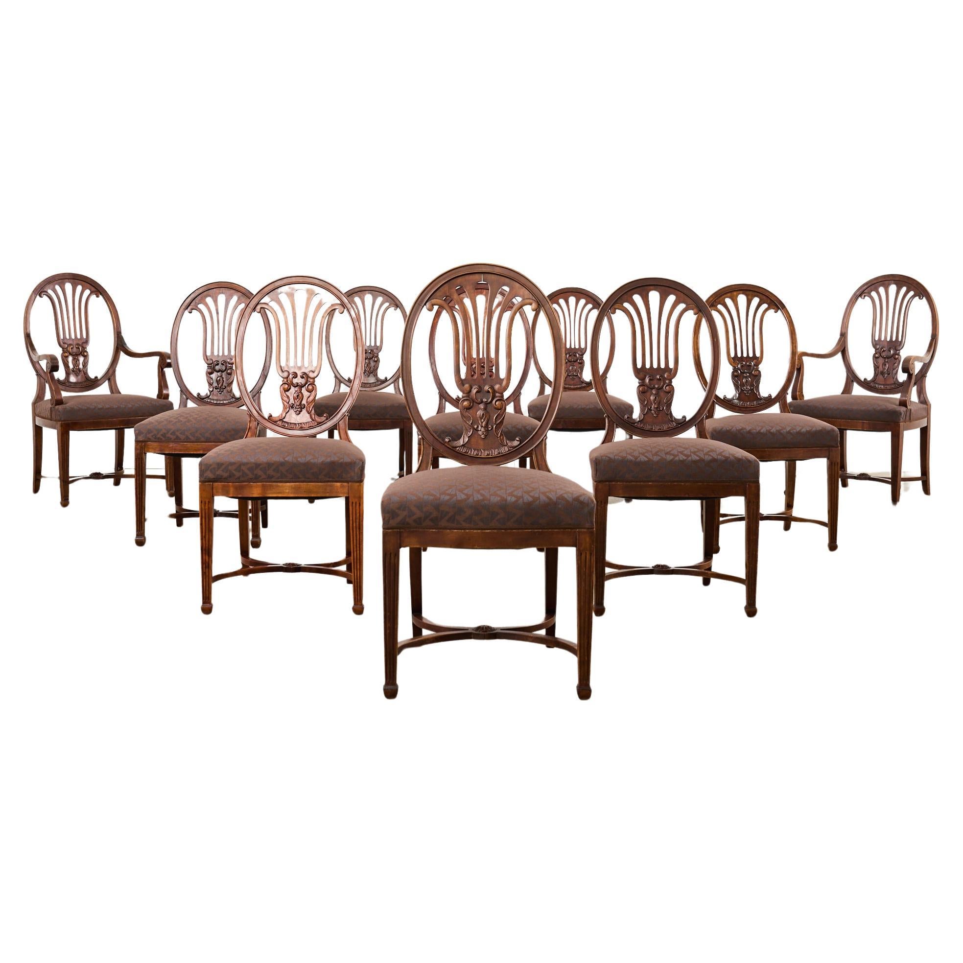 Conjunto de diez sillas de comedor inglesas de nogal estilo Hepplewhite