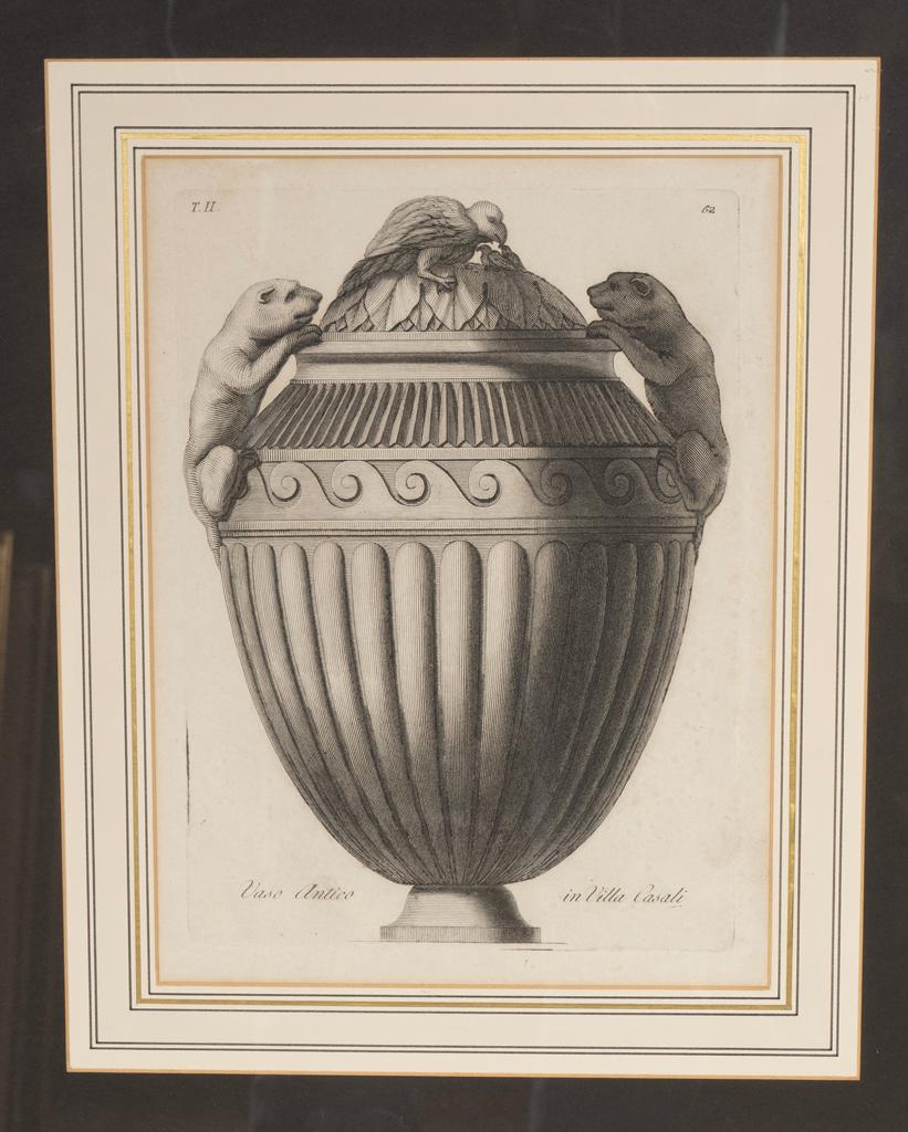 Verre Ensemble de dix gravures encadrées de vases classiques par Carlo Antonini en vente