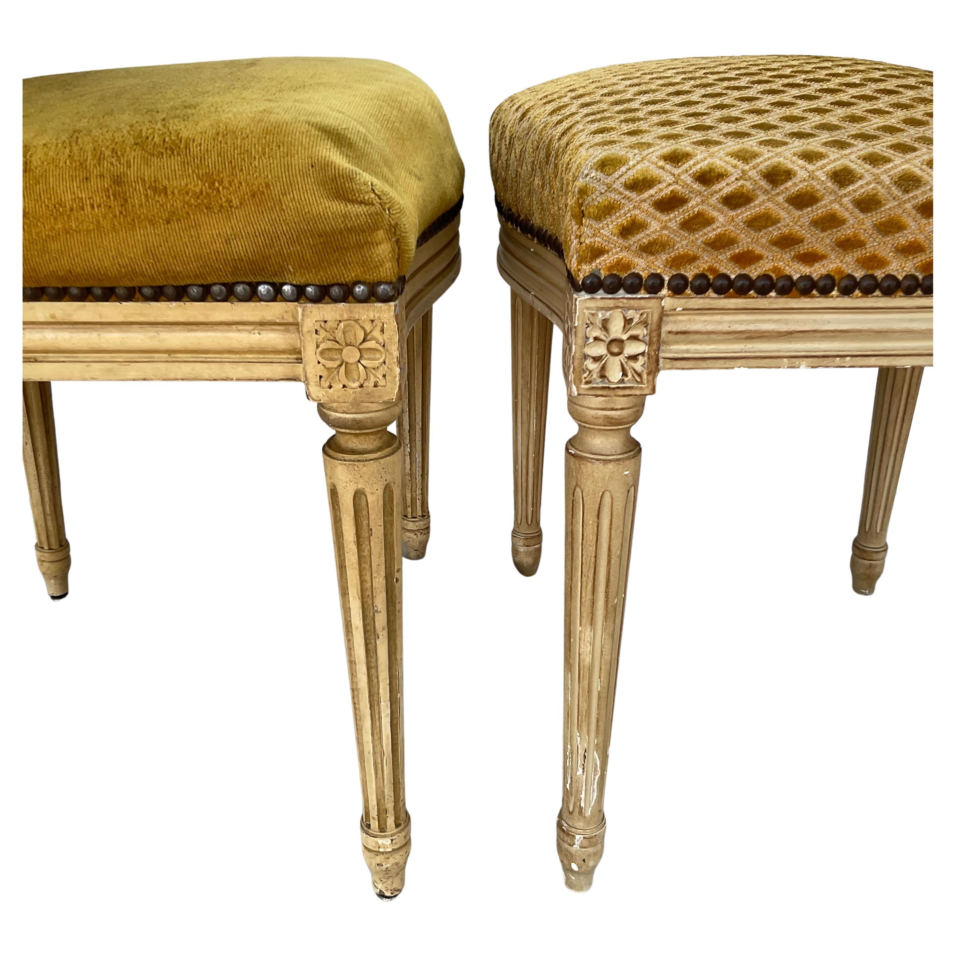 Harlekin-Satz von zehn Esszimmerstühlen im großen französischen Louis XVI-Stil. Die Stühle haben einen geformten Rahmen mit einer oval geformten Rückenlehne, die in einem cremefarbenen Lack lackiert ist. Die Rahmen sind mit gold- und cremefarbenem