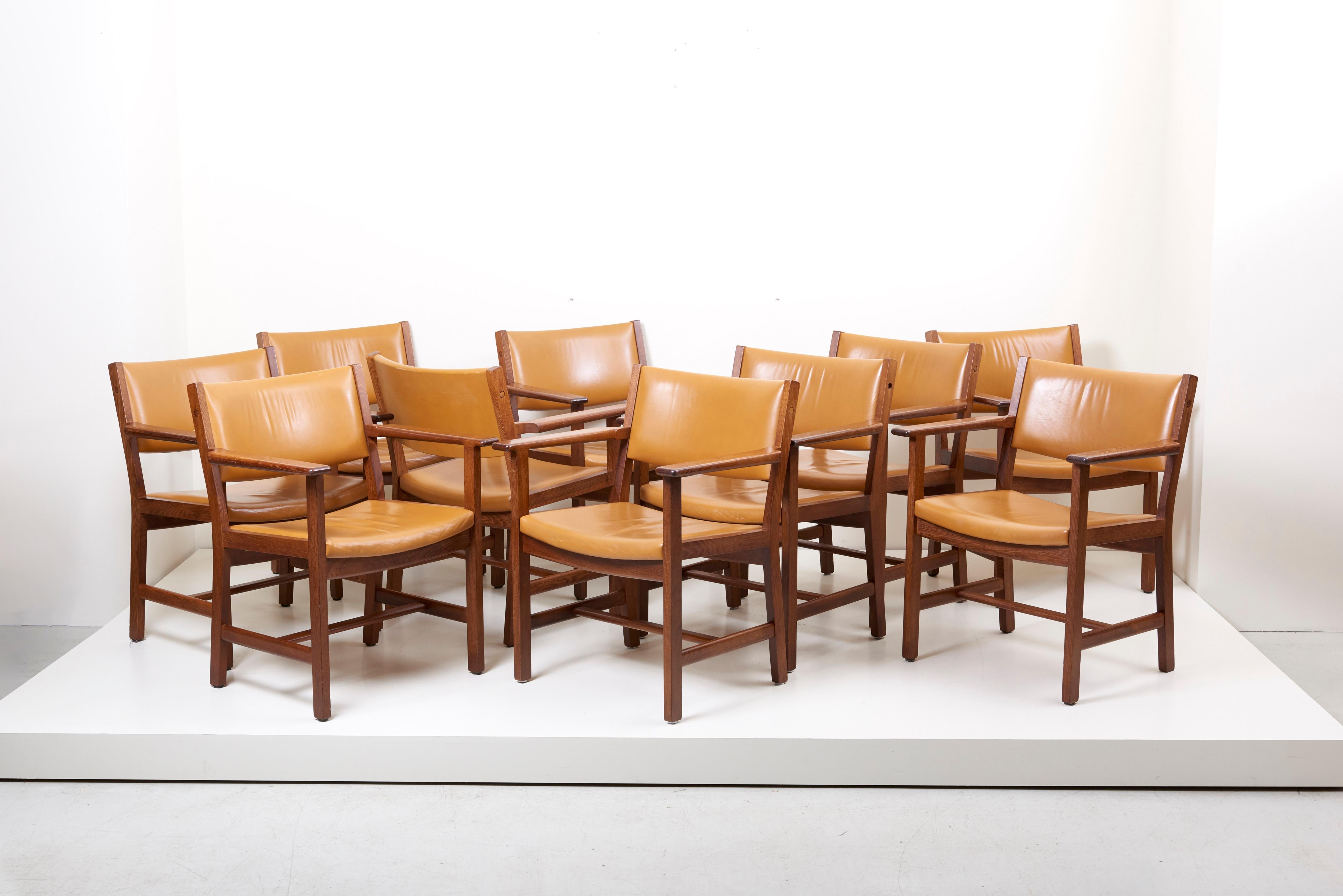 Set of 10 wooden and leather armchairs.
Design by Hans Wegner, 1960s.
Produced by GETAMA, Denmark. The seat shows wear of use.