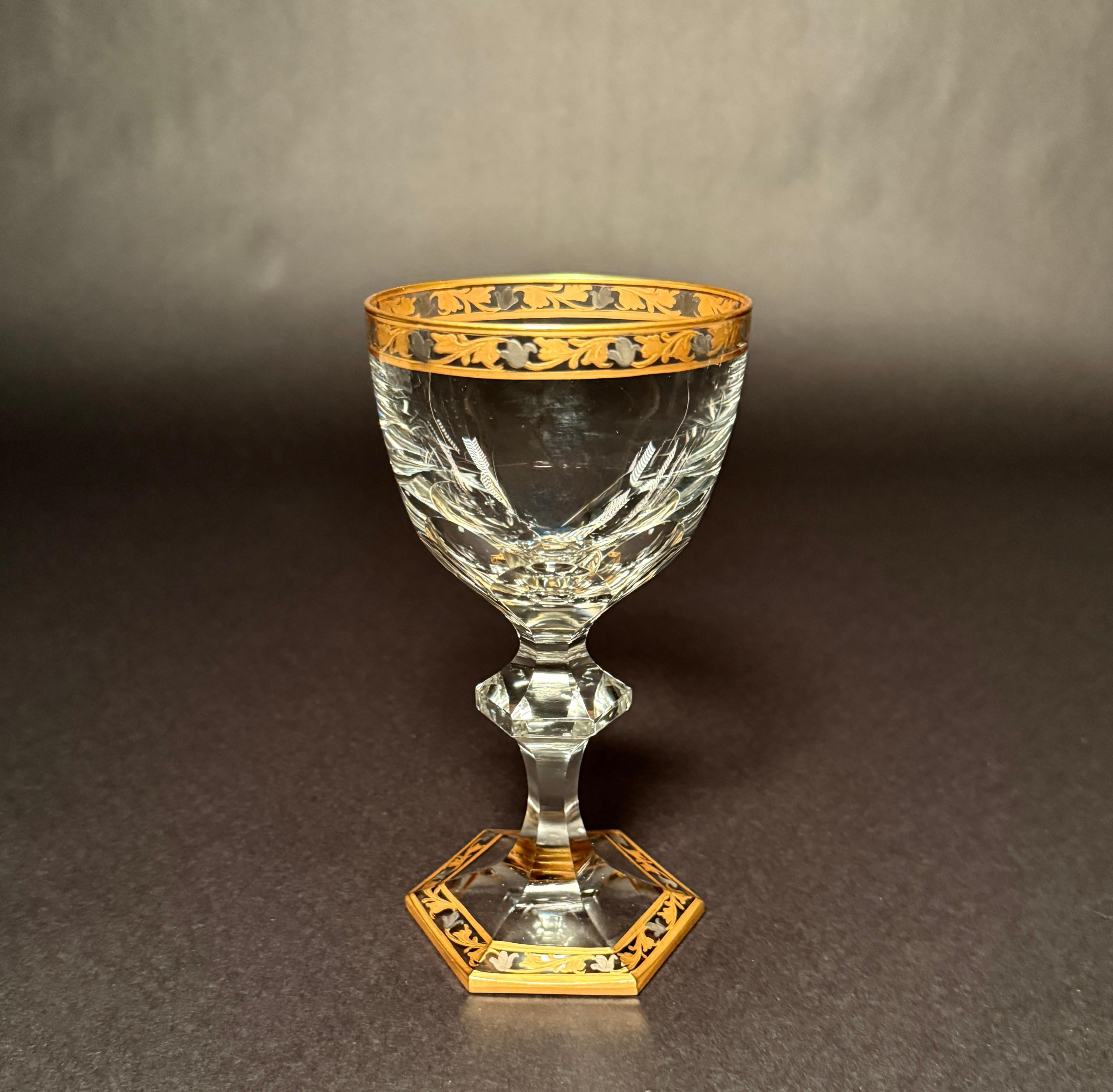 Un exquisito juego de diez copas de cristal europeo, elaboradas a la manera de Baccarat. Cada vaso presenta un cuenco y un tallo finamente tallados y facetados que se elevan desde un característico pie hexagonal. Los bordes y las bases están