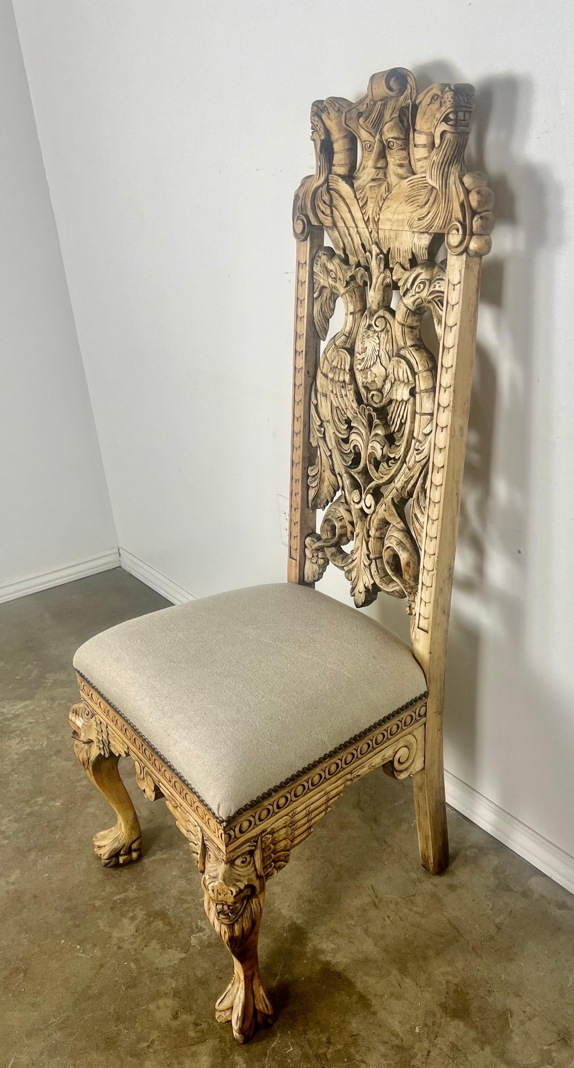 Zehnerset im gotischen Stil  Geschnitzte englische Esszimmerstühle im Angebot 9
